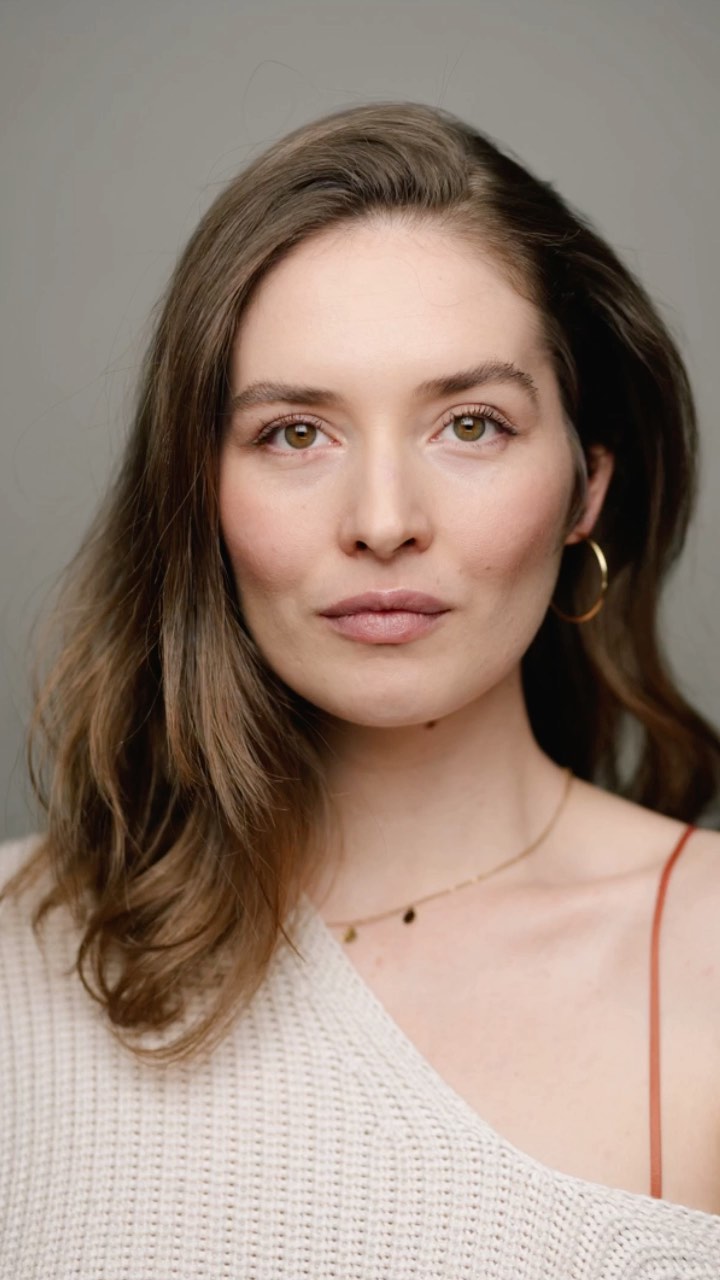 Im letzten Newsletter habe ich euch erzählt, was Entschleunigen gerade für mich bedeutet und was ich tue, um vor allem emotional gut für mich zu sorgen.
Der Satz: „Ich versuche/ wähle mir selbst die Mutter zu sein, die ich für mein Kind sein möchte“ hat einige von euch berührt. Danke für die zahlreichen Nachrichten, die mich erreicht haben. Dieser Satz ist mein Mantra, meine Inspiration, meine Orientierung und soll es auch sein, wenn mein Baby da ist (mal sehen, wie das klappt). Daran möchte ich mich auf jeden Fall immer erinnern.
Vielleicht ja auch eine schöne Inspiration für euch!
Meinen nächsten Newsletter schicke ich morgen raus. Darin erzähle ich euch, was ich neben der emotionalen Selbstfürsorge gerade für meinen Körper tue. Außerdem teile ich mit euch mein neuestes Projekt, an dem ich gerade arbeite. Den Link für den Newsletter findet ihr in meiner Bio.
Danke @alex_bach_portraits für die Fotos 🙏🏻
#selfcare #radicalselfcare #preggo #baby2023 #schwanger #baby #newsletter #schauspielerin #portrait #shooting #paulahauss #hamburg #actressandcoach #coaching #emotionaleselbstfürsorge