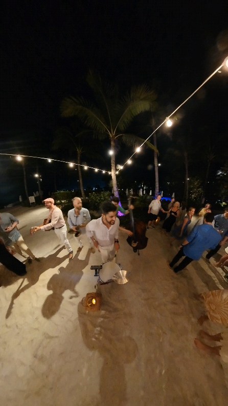 🇧🇸🐚🏖️🎷
•
#bahamas #nassau #bahamar #valerie #insta360 #strollingband #privateevents #drums #guitar #doublebass #saxophone #luxuryweddings #weddingband #strolling #roaming #music