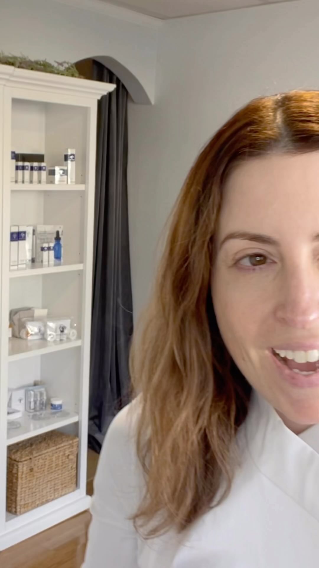 Holiday Treat # 1: Circadia Skin Care Holiday Essentials
Three of my favorite products from @circadia set includes:
Micro-Exfoliating Honey Cleanser- Micro-beads of natural beeswax gently cleanse and exfoliate, while absorbing excess oil. Leaves all skin types feeling fresh and revitalized.
Blueberry & White Tea Hydrating Mist- Hydrate and nourish while protecting skin with a complex of potent antioxidants. Rejuvenate throughout the day with this refreshing mist.
Vitamin C Reversal Serum- Powerful age defying serum containing Vitamin C to boost firmness and neutralize free radicals, this light weight serum also contains hyaluronic acid and Vitamin B5 to hydrate and sooth.
It's the perfect gift for everyone you know, but especially you. Link in bio. Enjoy FREE shipping all month long 💕💕
#tistheseason #skincare #circadiaskincare #bedfordny #katonahny #westchestercounty