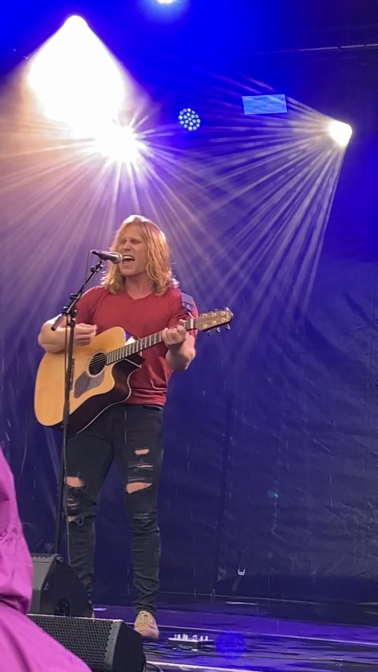 🎶oooohhh we're halfway there...
Acoustic evergreens @rockfest.ch
#livingonaprayer
#bonjovicover
#ohwerehalfwaythere
#vocalsandguitar