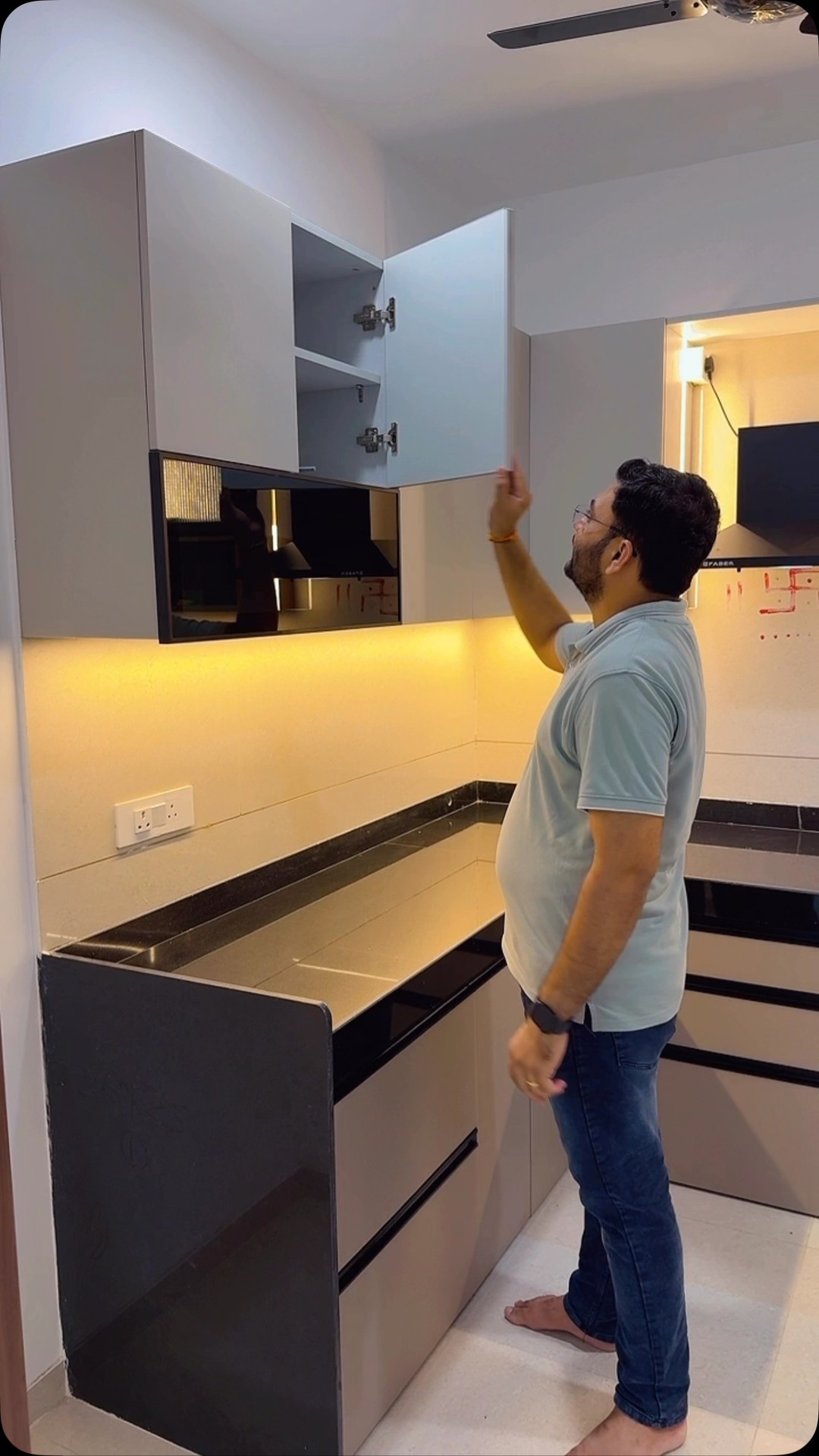 “There’s beauty in compact spaces! This small kitchen proves that functionality and style can coexist in perfect harmony.”#modularkitchen #interior #interiordesign #luxuryinteriors #pune #homeinteriors #luxuryinteriors #viral #homedecor