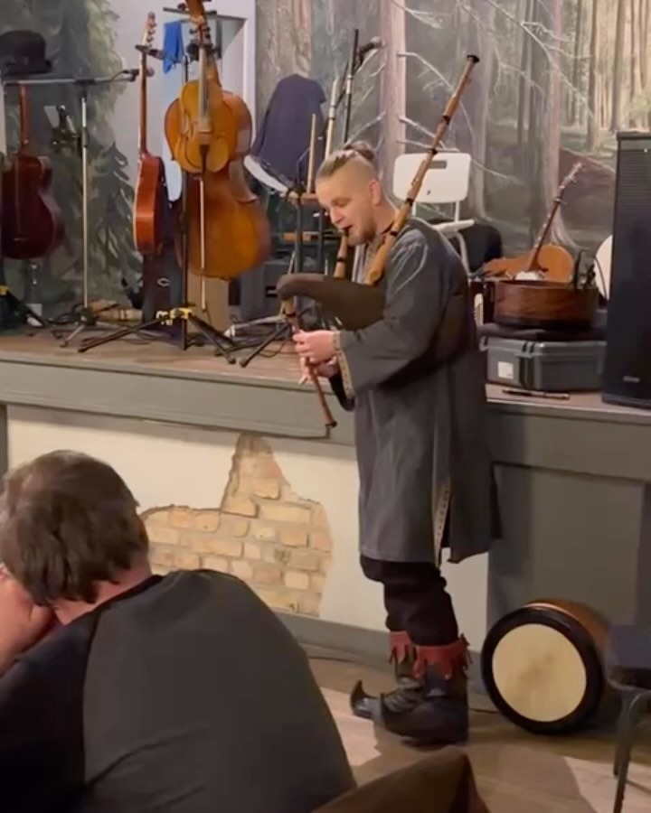 Gestern haben wir das Whisky 🥃 Tasting in Nöni’s Kneipe mit einem Dudelsackspieler begleitet. Alle hatten viel Spaß und es war ein gelungener Abend.
Vielen Dank für den Auftrag und liebe Grüße nach Plöwen.