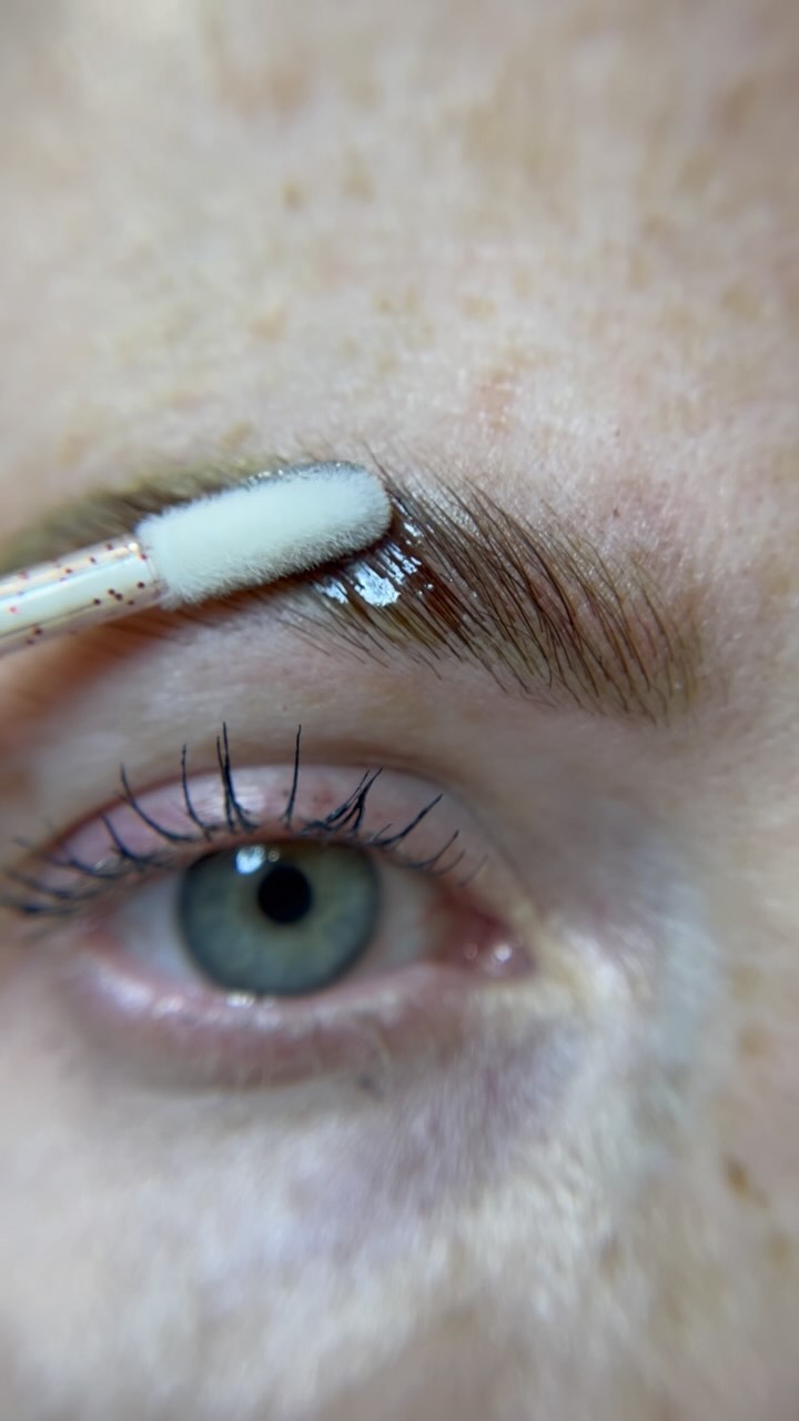 Time for a little brow perk up! 🪩
Lamination + tint has been my go-to for beefing up brows between color boost appointments.
Anyway, I’m not gonna write some long caption. I already spent long enough clipping this video down and I’m tired, I got 4 kids ok. Ok book an appointment with me see you soon bye. 😂😴