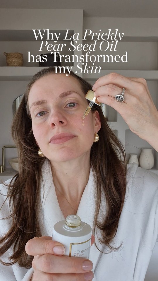 La Prickly Pear Seed Oil 🌵 has truly transformed my skin 6 years ago when I my face was covered with hyperpigmentation. After using this oil for a couple of months, my hyperpigmentation was totally gone. Prickly pear seed oil is extremely high in linoleic acid which helps to minimizes the appearance of hyperpigmentation. It brightens the skin and evens out the skin tone. This unique oil also makes the skin soft and supple, and reduces the appearance of fine lines and wrinkles. It is suitable for all skin types, including oily skin as it easily sinks into the skin.
We use the best quality there is to find and source it from Morocco 🇲🇦. The oil comes from the fruit of the Opuntia Ficus Indica Cactus 🌵; the pear-shaped fruits, which are called the prickly pears, grow on the cactus. The prickly pears have seeds from which the prickly pear oil is made. The oil coming out of the seeds has a wonderful, light smell of hay. Each seed contains only 5% oil, so there are approximately one ton (1.000kg) of prickly pears, or 25kg of seeds (1 million prickly pear seeds), plus 36 working hours needed in order to make 1 liter of oil. The prickly pear seed oil therefore is one of the most precious oils in the world ✨️💚.
Find out more on commecaskincare.com
#pricklypearseedoil #lapricklypearseedoil #skincareroutine #skincaretutorial #veganskincare #naturalskincare #positiveaging #positiveagingskincare