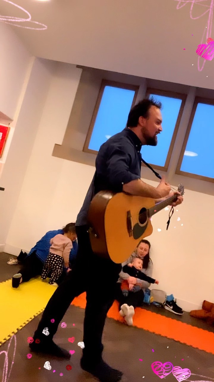 Have you been to our “Let Me Entertain you” extended minijam sessions? A quality mix of nursery rhymes alongside child friendly popular songs you can’t help but toe tap along to. All exquisitely performed by our bloomin marvellous musicians. Check website for further details www.minijam.Uk #mumsofinstagram #toddlersofinstagram #baby #babygirl #babyboy #londonbaby #nappyvalley #thingstodowithbaby #thingstodowithtoddler #babymusic #toddlermusic #livemusicforbabies
#claphammums #batterseamums #putneymums #chiswickmums #balhammums #tootingmums #streathammums #southfieldmums #parsonsgreenmums #chelseamums #earlsfieldmums #wimbeldonmums