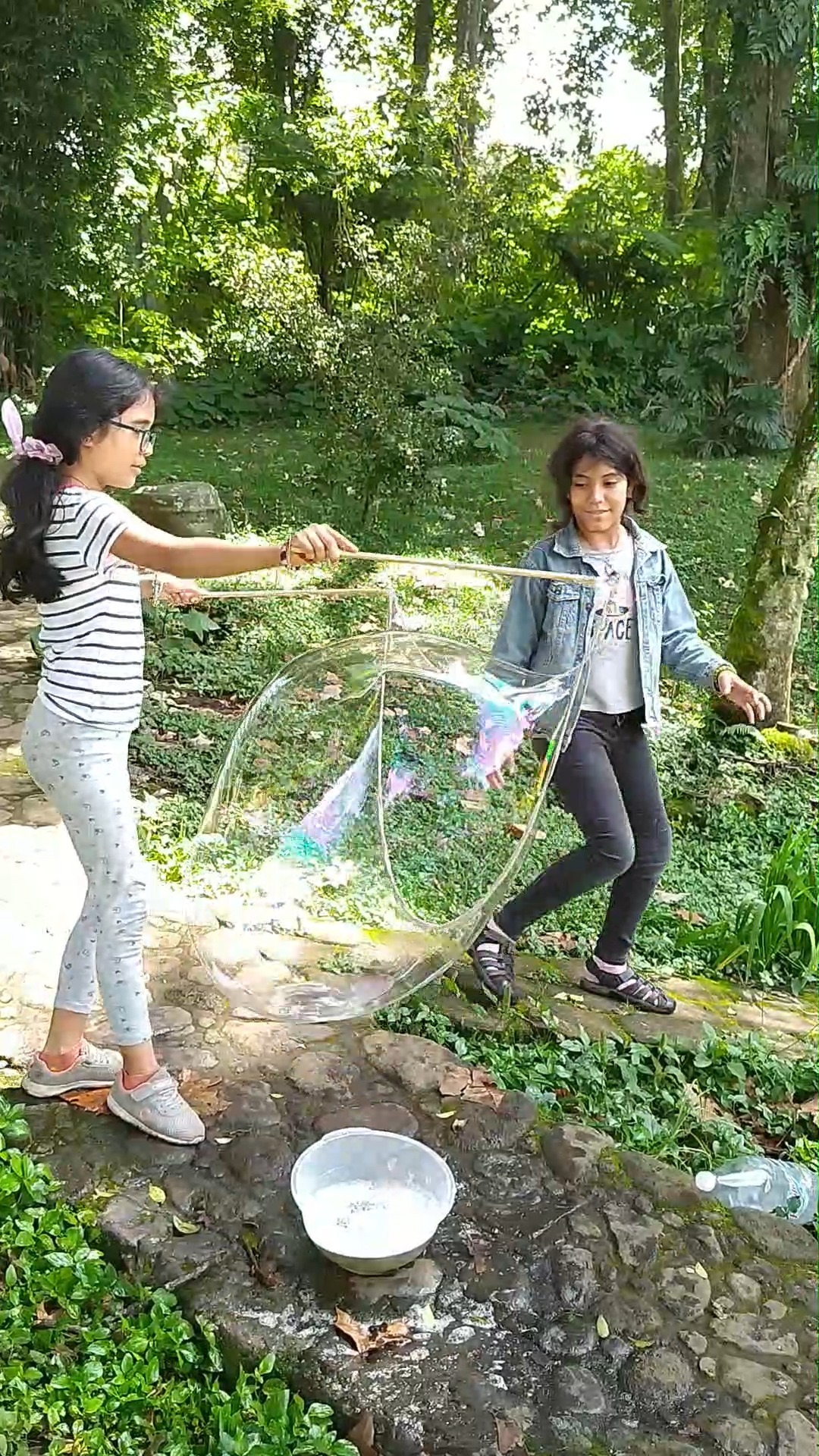 Educambiando, como su nombre lo indica y lo ha indicado siempre, está CAMBIANDO.
Desde siempre, Educambiando como proyecto vivo que va más allá de lo que imaginamos nos ha ido diciendo por donde, nos ha magnetizado a las personas adecuadas, ha canalizado las ideas para poder ponerlas en práctica. El cambio se vuelve más evidente al ver a los adolescentes graduarse, al enfrentarnos a la insostenibilidad financiera, y finalmente al entender que incluso la casa física necesita renovación, mantenimiento y restauración lo cual nos impide poder seguir teniendo actividades ahí. Y lo que vemos es que, Educambiando ya creció y se convirtió en algo más que un ALC que sostiene una casa para niños y niñas. Ahora es un proyecto muy amplio que se dedica a crear vórtices de transformación y de cultura de paz.
💫
Educambiando se transforma para convertirse en un semillero que posibilita la creación y desarrollo de iniciativas y proyectos que promueven el desarrollo integral del ser y la transición hacia el buen vivir, a través de la educación y la creación de culturas regenerativas de paz. 💚
Este texto es un extracto de un texto más largo que nos lleva a través de un rápido recorrido por la historia de Educambiando, narrando sus cambios y etapas más significativas, con la intención de dar a conocer las transformaciones que se vienen, las razones de dichas transformaciones, los pasos a seguir y lo agradecida que se siente la comunidad de Educambiando por todo el apoyo que hemos recibido últimamente. ¡Te invitamos a leer el texto completo en el blog de nuestra página web!
#Transformation #change #evolution