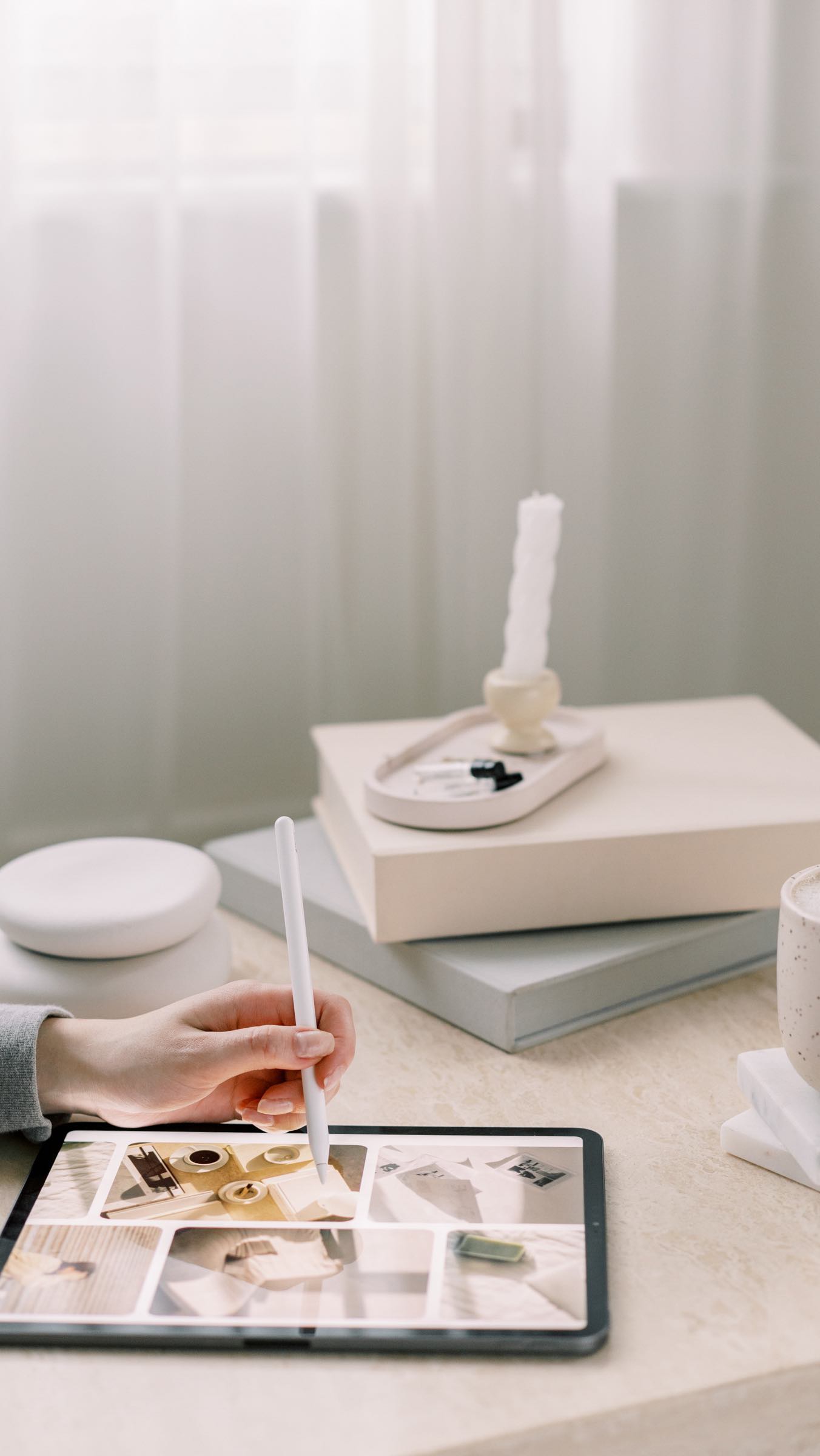 GÖR DET MED ENKELHET!
Varför göra det svårt när det kan vara lätt?
Att skapa innehåll till din marknadsföring ska vara enkelt och roligt. 😍
Du ska inte sitta där och dra dig i håret för att du inte kan bestämma vilken färg du ska använda denna gång eller vilket typsnitt som gör sig bäst.
Detta ska du ha på plats. Och jag menar då en visuell identitet/grafisk profil, din branding.
Har du alla grafiska delar på plats så kan du med lätthet skapa ditt innehåll. 💪🏼
Du får ett tilltalande flöde som attraherar din målgrupp och du skapa igenkänning för din målgrupp.
Har du din visuella identitet på plats? Om inte finns jag bara en DM bort. 😃
#visuellekommunikation #visuellidentitet #grafiskprofil #grafiskdesign #branding #brandidentity #branddesigner #varumärkesbyggande #varumärkesdesign #varumärke #marknadsföring #businesscoach #coach #grafiskdesigner