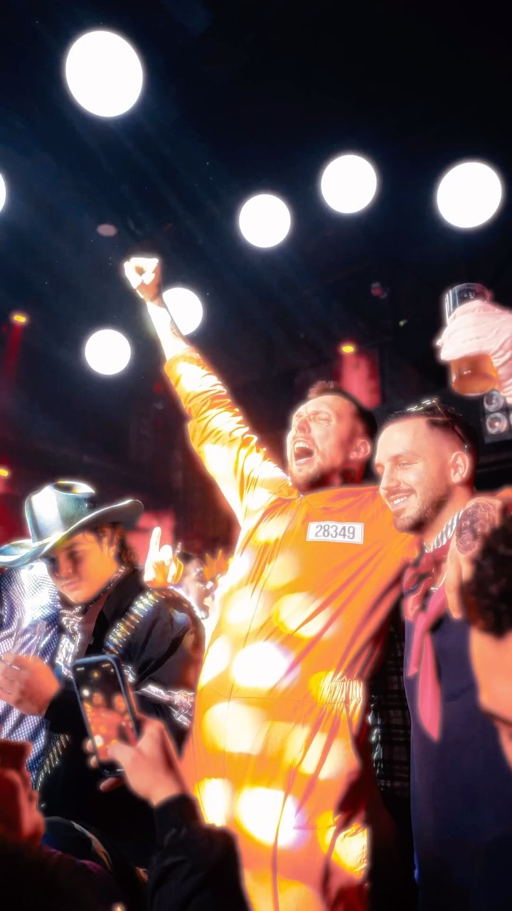 Ihr Jecken - Danke für diesen unfassbaren Abend gestern 🍻🪩✨
Es wurde literweise Bier getrunken, getanzt und gesungen was das Zeug hält und die Stimmung war einfach nur der Wahnsinn.
Liebe an jeden der dabei war🫶🏼
🎥 @immel_ben
#karneval #köln #diehalletor2 #party #koeln