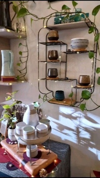 Merci, merci
Et encore merci
Pour vos nombreux passages
À la boutique de l'atelier
Ce dernier samedi !!
Je vois partir mes créations, conçues avec soin depuis la fin de l'été, en prévision de ce moment spécial où l'envie de faire plaisir et d'être présent pour nos proches se fait sentir.
Et je vous observe de loin...
à choisir la bonne forme d'un mug, en l'imaginant dans les mains de son ou de sa destinataire ou en regardant en détail les nuances des couleurs des émaux pour être sur que toutes les paillettes présentes se refleteront aussi dans leurs yeux...
Toute cette démarche m'émeut profondément, constituant les petits bonheurs de mon Noël secret en tant qu'artisan, tel un véritable lutin du Père Noël.
Merci pour votre confiance !!
Et si vous faites partie de ceux qui sont encore à la recherche des cadeaux qui font sourire parce que vous etes en plein dans le mille, venez nous rendre visite 😊
Nous sommes toujours au
2, Avenue Courteline
Paris 12ème
De 11h à 19h
Jusqu'au 23 décembre.
Bisous 😚
______________________________________________
#boutiquedenoel #tempsdeterre #cadeauxsensibles