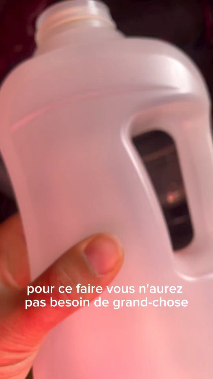 Fabriquer sa propre lessive de manière économique, écologique c’est facile ! Surtout quand c’est aussi rapide à faire. En moins de 2 minutes, vous avez votre bidon de lessive tout prêt ! Alors, vous vous lancez ?