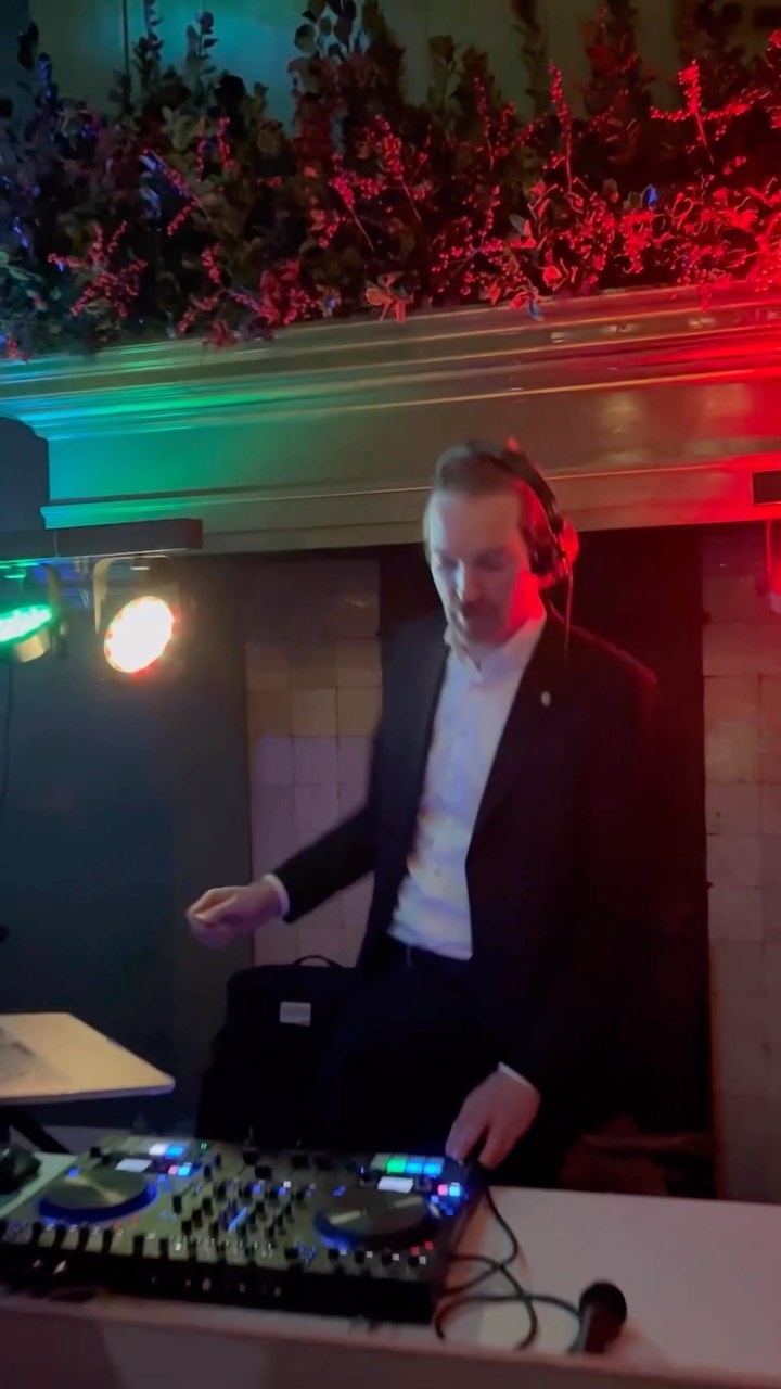 A big part of the weddings I play are quite diverse. Many international couples and guests. In the end of the day, music is the universal language 💃🕺