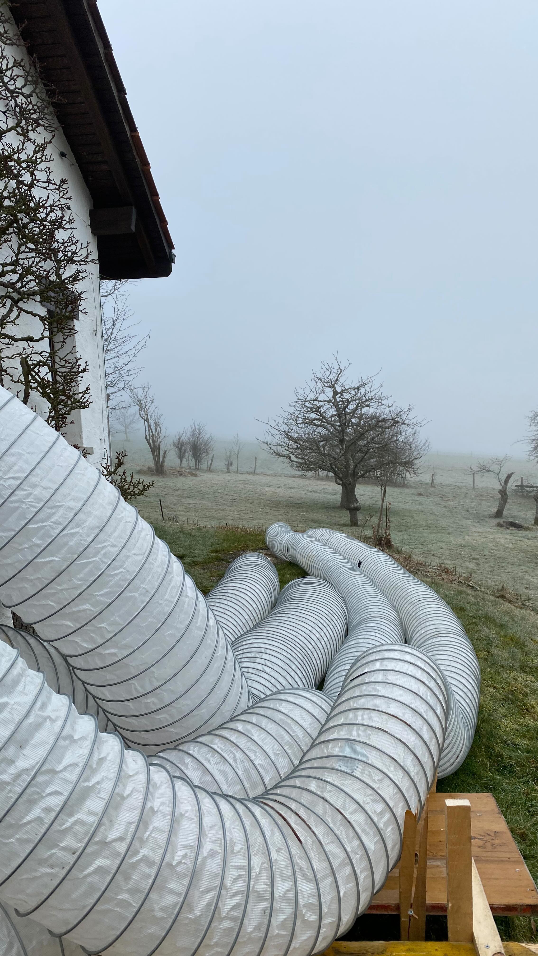 ⠀
⠀⠀
DESAMIANTAGE⠀
Projet Les Doloires⠀
⠀
Sur l’un de mes projets, nous devons entreprendre une mission de désamiantage. ⠀
⠀
Une expertise a révélé la présence de ce matériau dans la maison, qui date d’avant les années 90. ⠀
⠀
L’amiante peut se dégrader avec le temps, libérant ainsi ses fibres dangereuses dans l’air. Le désamiantage est nécessaire pour éviter la propagation de l’amiante et la contamination des zones environnantes. ⠀
⠀
Une fois cette opération réalisée, la maison sera assainie et les travaux de rénovation pourront débuter !⠀
⠀
#amiante #desamiantage #dacsa #vonarx #renovation