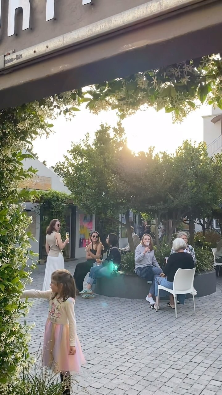 November's First Friday Artwalk was a blast!
@hermanusfirstfridaysartwalk
@thecourtyardartgalleries
@nic_van_rensburg_artist
@louisakrugerart
@molo.coffee
@philia_media
#art #sculpture #firstfridayartwalk #hermanus