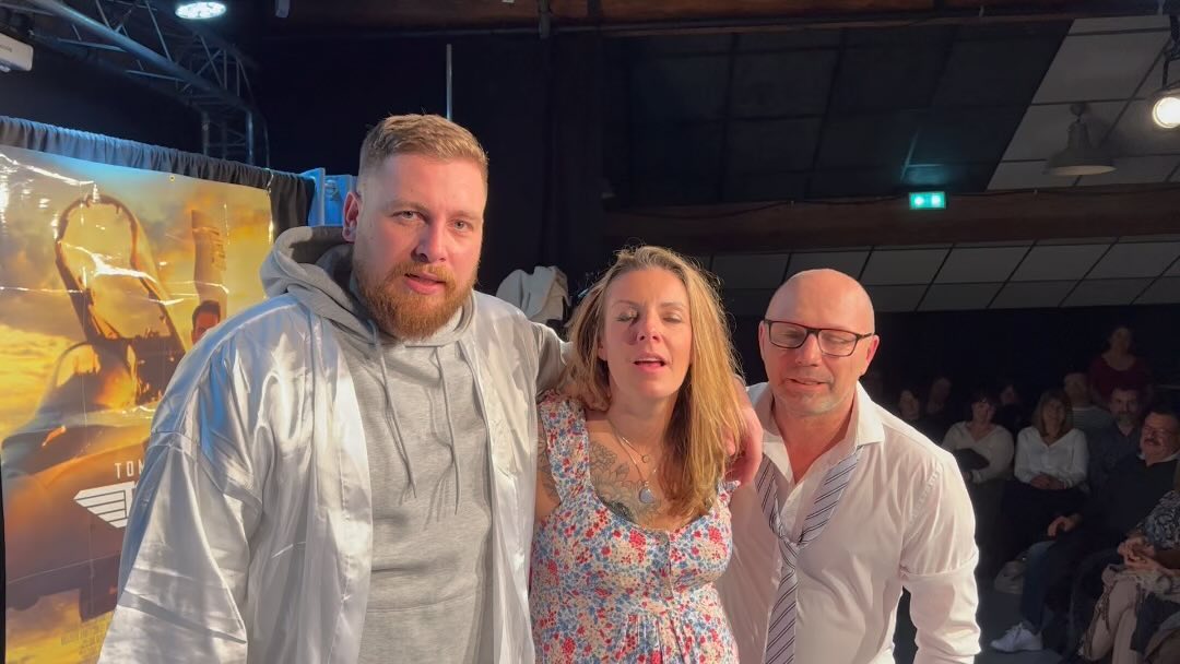 C’est devenu notre rituel : mettre à l’honneur notre public en fin de spectacle !
Quel plaisir de partager ces moments de rire avec vous 😁
Merci à l’imprimerie café théâtre de Rive de Gier pour leur gentillesse et leur disponibilité
Merci à vous public d’avoir été là et d’être toujours là années après années, représentations après représentations !
Les carrés m’en fou vous donnent rendez-vous dimanche prochain, le 4 décembre à 15h30 à l’Horme pour le téléthon ! 🔥🔥🔥
#humour #rire #comedie #spectacle