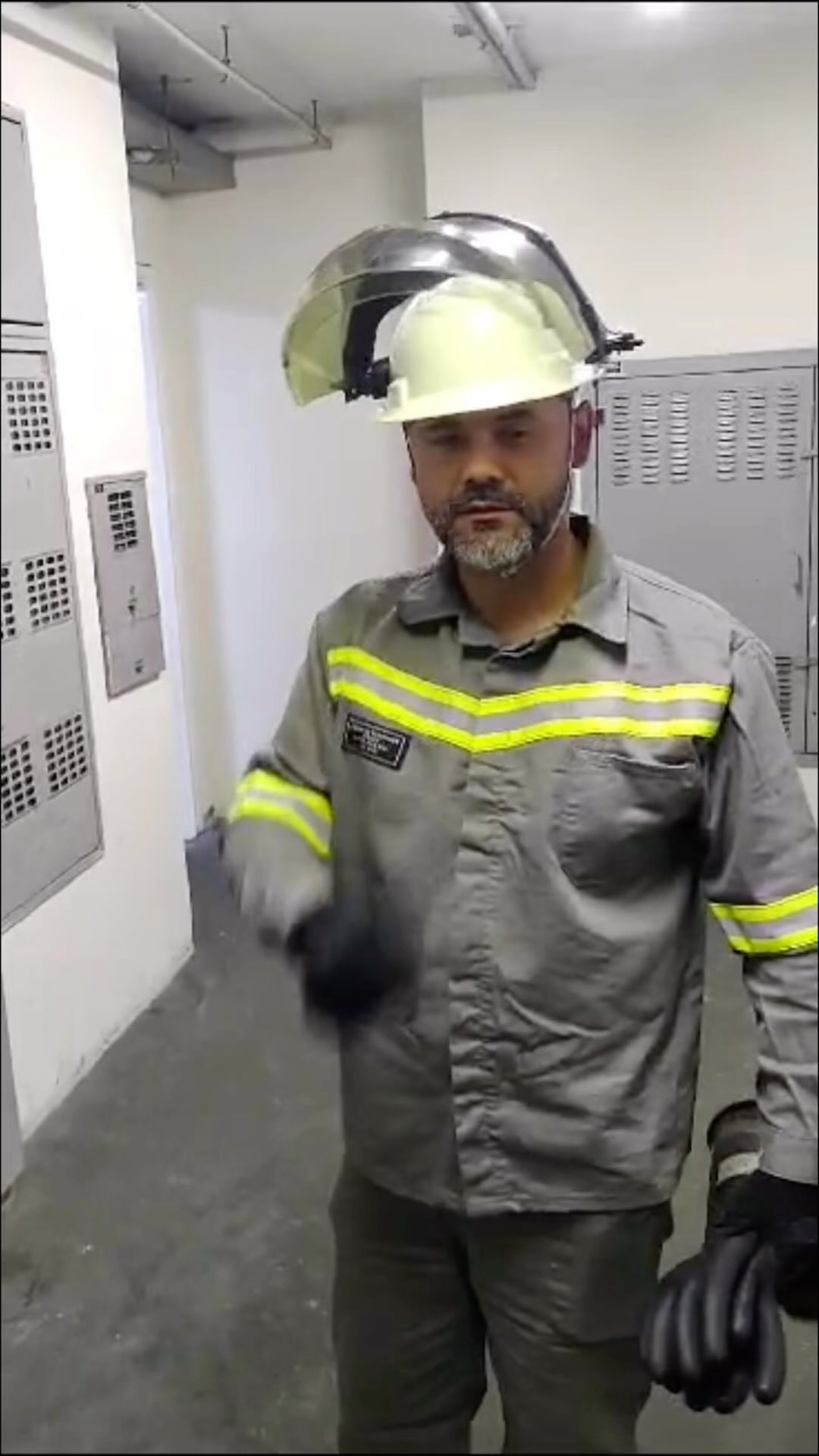 A utilização de estudos de qualidade de energia com um equipamento analisador de energia é de extrema importância por várias razões. Primeiro, a qualidade da energia elétrica fornecida afeta diretamente o desempenho e a confiabilidade dos equipamentos elétricos e eletrônicos em um sistema. Ao realizar estudos de qualidade de energia, é possível identificar problemas como distorção harmônica, variações de tensão, flutuações de frequência, surtos de energia, interrupções de curta duração e outros eventos indesejáveis.
Essas informações fornecem insights valiosos para os engenheiros e operadores de sistemas elétricos, permitindo que eles identifiquem as causas dos problemas e tomem medidas corretivas. Isso ajuda a evitar danos aos equipamentos, reduzir o tempo de inatividade, melhorar a eficiência energética e garantir a segurança do sistema.
Além disso, a análise da qualidade da energia é essencial para o cumprimento de normas e regulamentações específicas que visam garantir um fornecimento de energia confiável e seguro. Empresas e organizações podem ser obrigadas a atender a requisitos de qualidade de energia estabelecidos por agências reguladoras, e a utilização de um equipamento analisador de energia facilita a medição e a documentação desses parâmetros de qualidade.
Em resumo, a utilização de estudos de qualidade de energia com um equipamento analisador de energia é crucial para manter a integridade dos sistemas elétricos, garantir a eficiência operacional, evitar danos aos equipamentos e cumprir regulamentações aplicáveis. Esses estudos fornecem uma visão detalhada do comportamento da energia elétrica, permitindo que os profissionais tomem medidas corretivas e melhorem a confiabilidade e a qualidade do fornecimento de energia. #qualidadedeenergiaeletrica #industrial #condominio