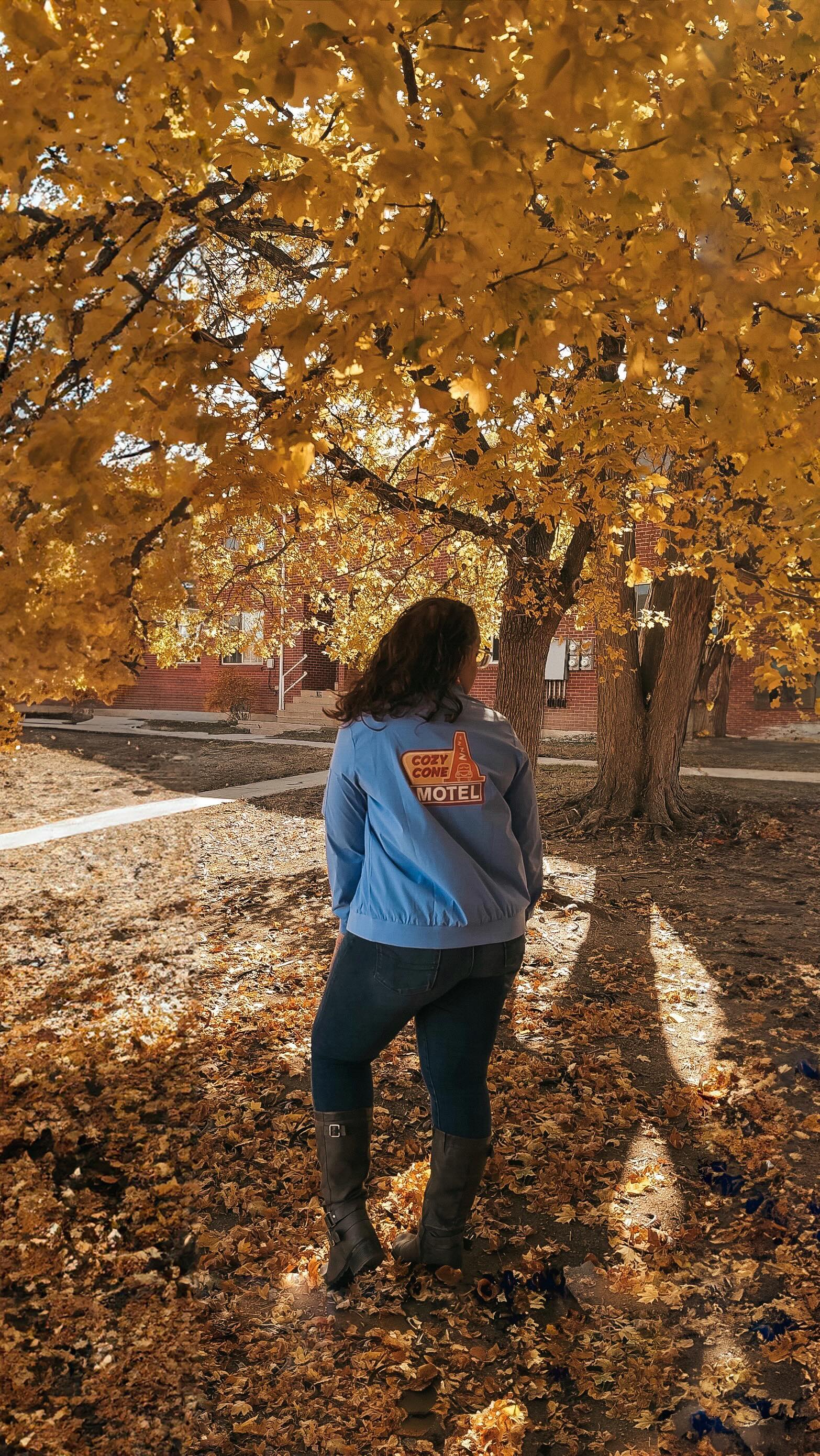 Casually owned a traffic cone motel for Halloween, nbd 🚙💁🏻♀️
✨Outfit details✨
White corset top from @klassy in size M
@americaneagle curvy skinny jeans size 12
Goodwill boots size 9
Traffic cone earrings from @etsy
#Klassy #KlassyHalloween #KlassyVIPs #Halloween #Disney #DisneyCars #SallyCarrera #HalloweenCostume