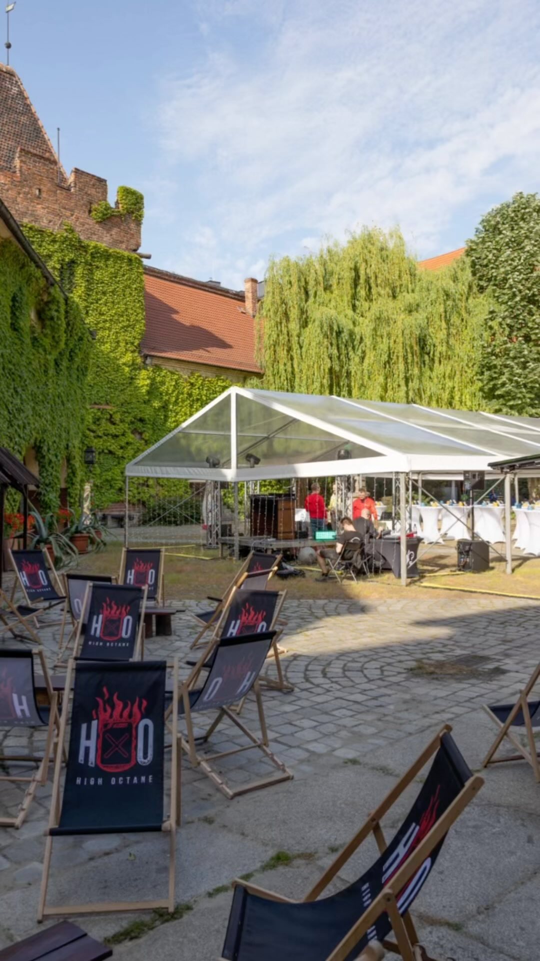 🌿✨ Podczas niezapomnianego eventu plenerowego na dziedzińcu Muzeum Archeologicznego we Wrocławiu stworzyliśmy magiczną atmosferę dzięki naszej wyjątkowej scenografii! Zjawiskowe detale, harmonia i precyzja w każdym elemencie - tak definiujemy niepowtarzalność. Spraw, aby Twój event wyróżniał się nie tylko treściami, ale i niezapomnianym otoczeniem. ✨🌿
#EventyWrocław #ScenografiaEventowa #WyjątkoweWydarzenia#WorkGroupEvents #PomyslRealizacjaEfekt #RealizacjaImprez #eventydlafirm #integracjadlafirm #eventywrocław #piknikidlafirm #piknikfirmowy