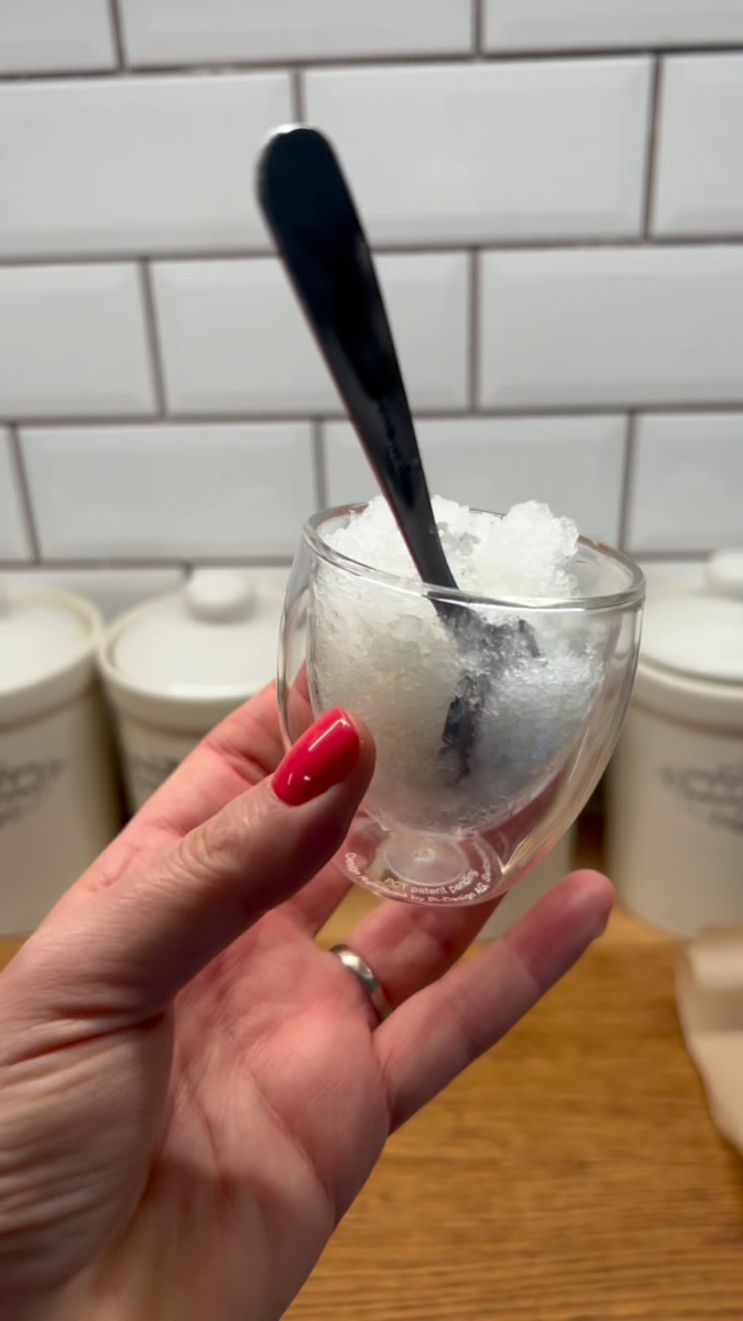 🍋☃️ Granithé pour l’été 🍋☃️
Une super idée pour se rafraichir avec 0 calories : le granithé de thé !
Préparer un thé / infusion glacé : 1 cuillère à soupe de votre thé ou infusion favoris pour 1 litre d’eau froide.
Faire infuser 2 à 3 heures. Filtrer les feuilles.
Verser votre boisson dans un bac à glaçons.
Faire prendre. Vous pouvez rajouter des fruits (framboise, fraise, myrtille).
Une fois les glaçons pris, les mixer dans votre mixer ou les piler comme pour un mojito…
Disposer dans votre verre, vous pouvez rajouter un peu de thé dessus, une feuille de menthe… c’est prêt !!!
#tours #toursmaville #tourscity #toursvaldeloire #regioncentrevaldeloire #sortiratours #toursevenements #betjemanandbarton #toursetmoi #tisanebio #sansalcool #thenoir #thevert #herbaltea #teapairing #naturopathie #naturel #bienetre #theglace #icetea #sanscalorie #summertime #boisson #summer #summerdrinks