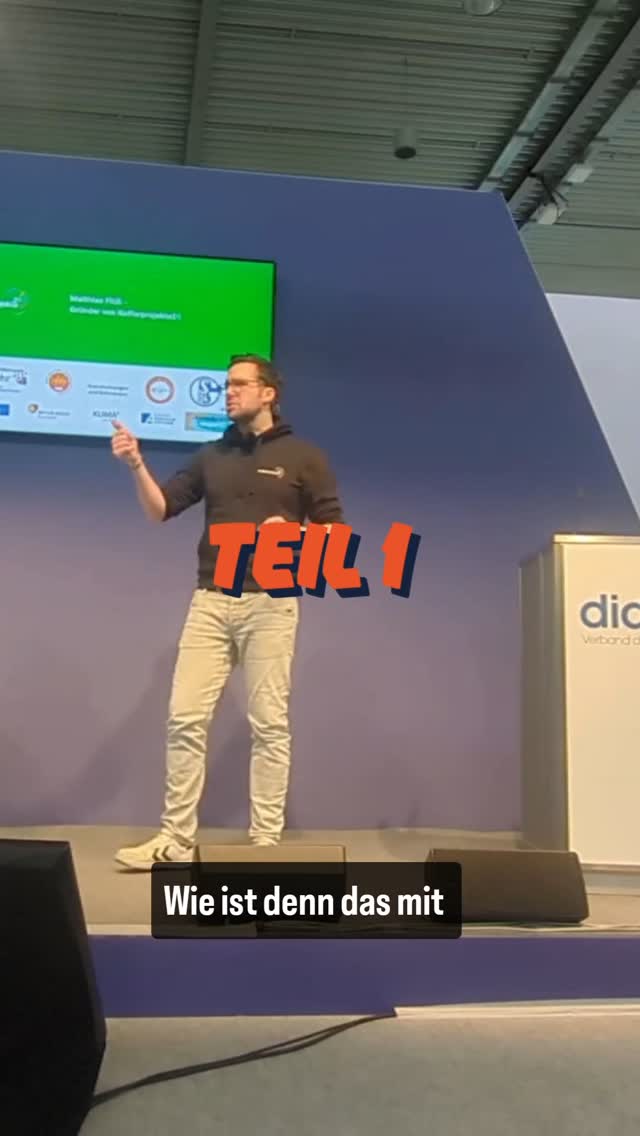 Didacta 2025. Ich wollte mit der Klasse über den Globalen Süden, über Menschenrechte und Artikel 1 sprechen.
Aber die Schüler*innen sagten: „Lass uns über unsere Stadt reden.“
Über Glaubensfreiheit, die im Alltag oft endet.
Über Diskriminierung, die sie viel zu häufig selbst erleben.
Was daraus entstand?
Eine Schülerdemonstration – selbstwirksam, echt, laut.
Genau das ist Demokratiebildung:
Wenn Schüler*innen nicht über Rechte lernen, sondern ihre Rechte leben.
Wenn sie erkennen, dass Artikel 8 nicht nur ein Text ist, sondern ein Werkzeug.
Und dass Gleichwertigkeit mehr ist als ein schönes Wort – es ist ihr Anliegen.
#Schülerdemonstration #Didacta2025 #Grundgesetz #DemokratieLernen #Menschenrechte #Artikel8 #Gleichwertigkeit #WerdeLaut #BildungVerändert #BNE