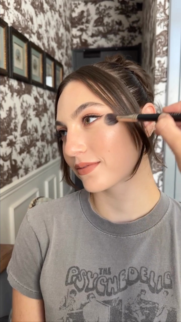 Loved this look ♥️
#foxeyes #naturalglow #softglammakeup #parismakeupartist #europemakeupartist #parishairandmakeup #mochalatte #lattemakeup