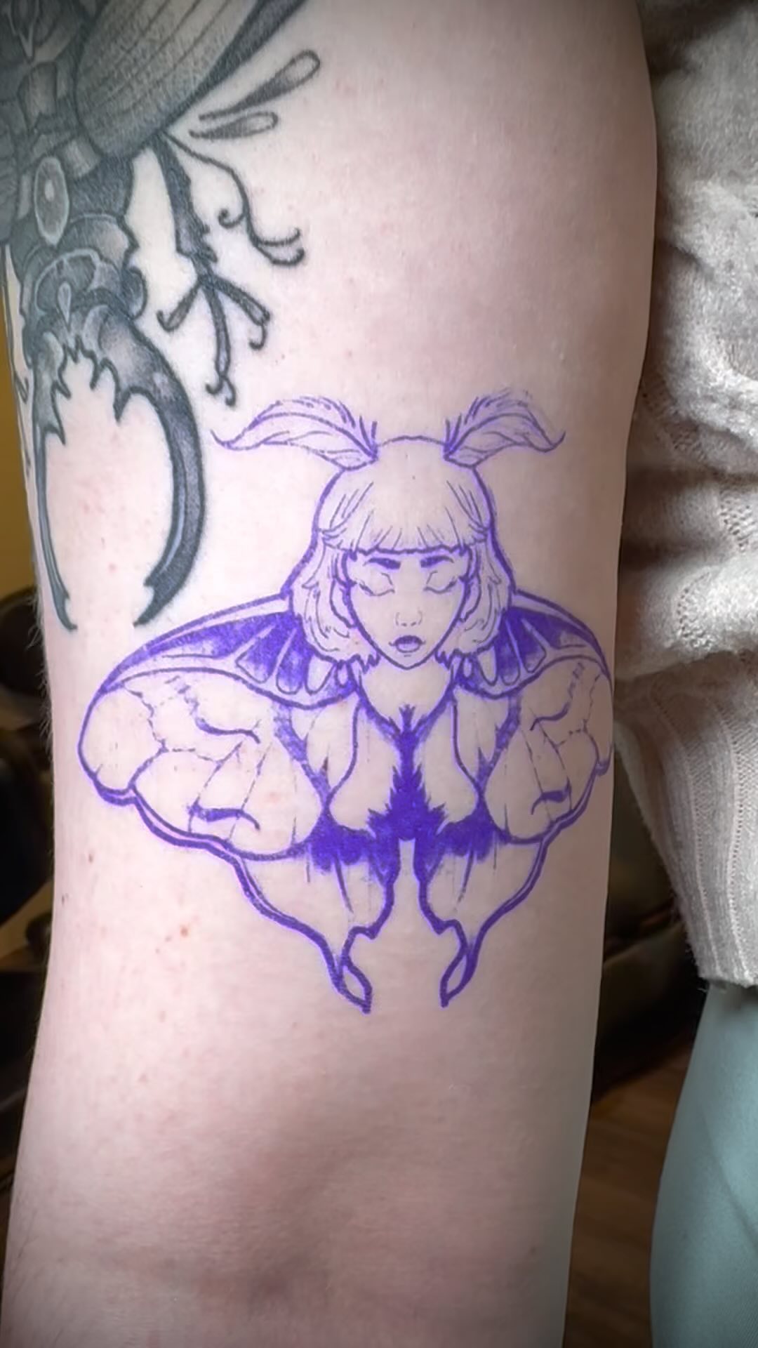 Some fun on my girl @alayna_petty ✨
DM or email to book April & May!
#tattoodenver #denvertattooartist #womentattooartists #womentattooers #onepiecetattoo #illustration #beetletattoo