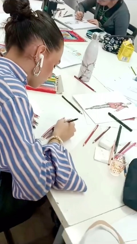 Diseño de Moda, Estilismo, Patronaje Industrial, Moda Flamenca, Moda Infantil.
#yosoymetropolis #escueladediseño #diseñodemoda #dibujo #ilustracion #costura #patronaje #patronajeindustrial #patronajeamedida #modelaje #corteyconfeccion #textil #estilismo #estilista #moda #escalado #novias #patronajeinfantil #pasarelaflamenca #modaflamenca #modaandaluza