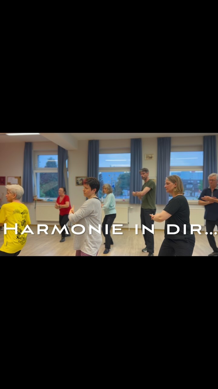 Basisübung der 13er Form aus Wudang / Finde Entspannung und innere Ruhe durch synchrone Bewegungen / Lerne schneller die Bewegungen durch Einheitlichkeit
.
.
#wudangtaichi #sanfengpai #taichipractice #beginnerstaichi #learntaichi #taichibasics #harmonyinmotion #groupexercise #synchronizedmovement #reelinspiration #reeltfeelt #instawellness #dortmundtaichi #dortmundwellness