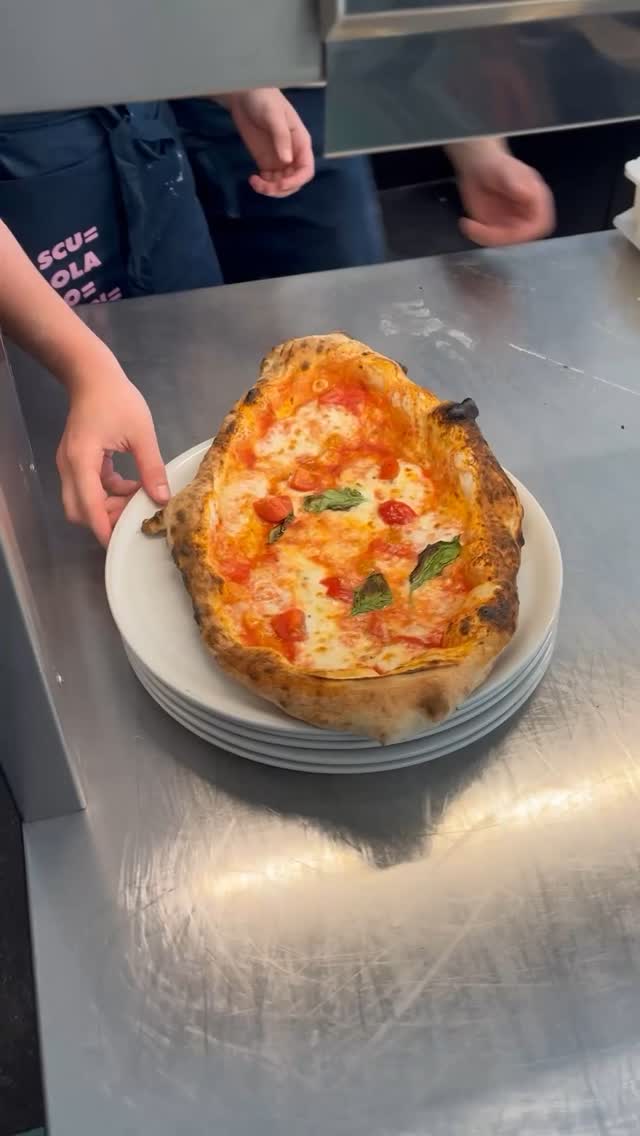 Imagine crafting your own perfect Neapolitan pizza — crispy, juicy, and absolutely irresistible. 🍕✨ Wanna make yours? Join us at Scuola Volante!
#scuolavolante #thepizzaguy #pizzaschool #pizza #discovolante #prontovolante #wien #pizzaworkshop #viennaactivities #pizzaworkshops #pizzatime #pizzaexperience #cookingschool #pizzalovers #foodie #neapolitanpizza #fromdoughtocrust #reelgoodfood #viennafoodie #pizzavibes