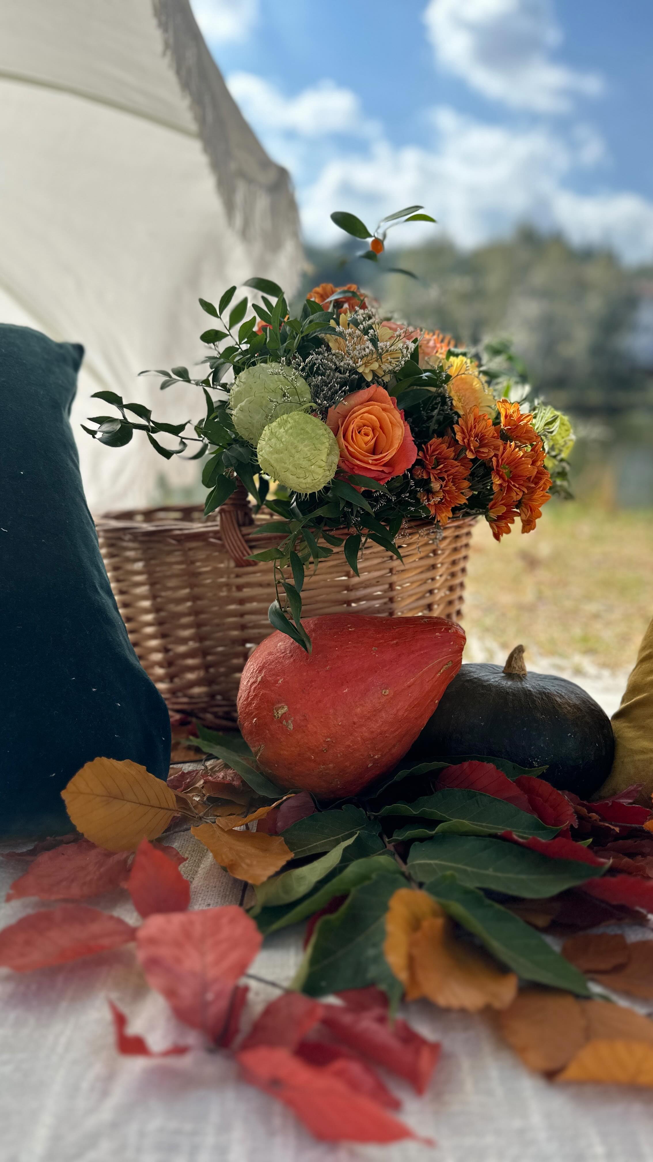 The Fall of the season may be among us but it is still the perfect time to enjoy a picnic outdoors.
Todays theme is HOTUMN. 😉
Curation by @pbpicnics
Flowers by @jardindivers
#pbpicnics #picnic #picnicdate #picnictoscana #toscana #picnictuscany #picnicfirenze #picnicflorence #datenight #amore #tuscansun #underthetuscansun #pbpicnic #picnicsoftheworld
#tuscanproposal #tuscanwedding #event #eventplanner #travelblogger #florence #italy #italy_photolovers #travelcouples #date #florence #italy #luxurypicnic #luxurypicnics #picnicbasket #picnicblanket #picnicday #picnicfood