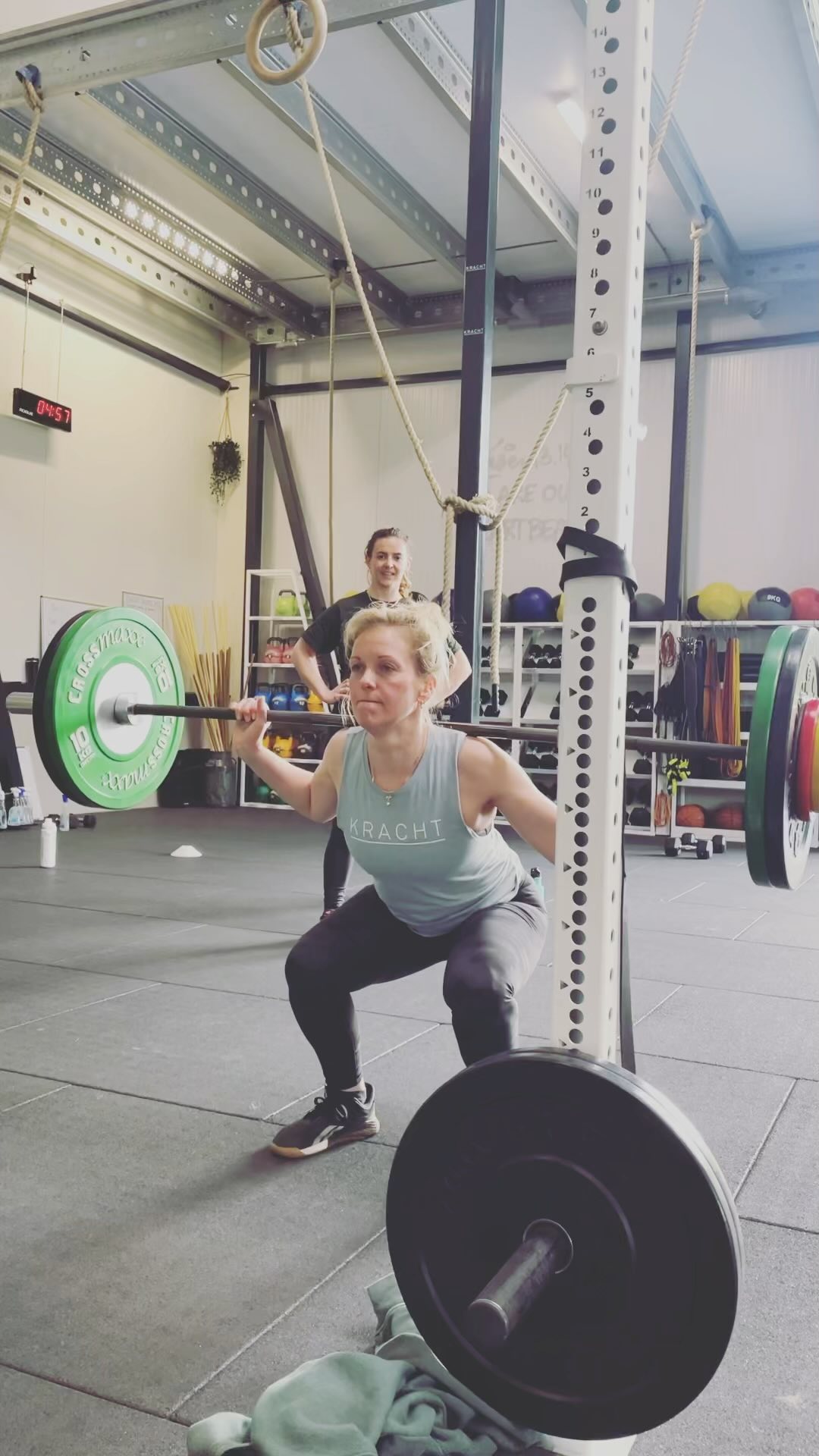 We know that you love getting strong, and in May, the KRACHT45 classes deliver. We are getting into a six-week strength cycle starting today. Read all about the power of this cycle and why it works so well in the programming notes this week. Today we set a baseline by testing our 1 rep max back squat.