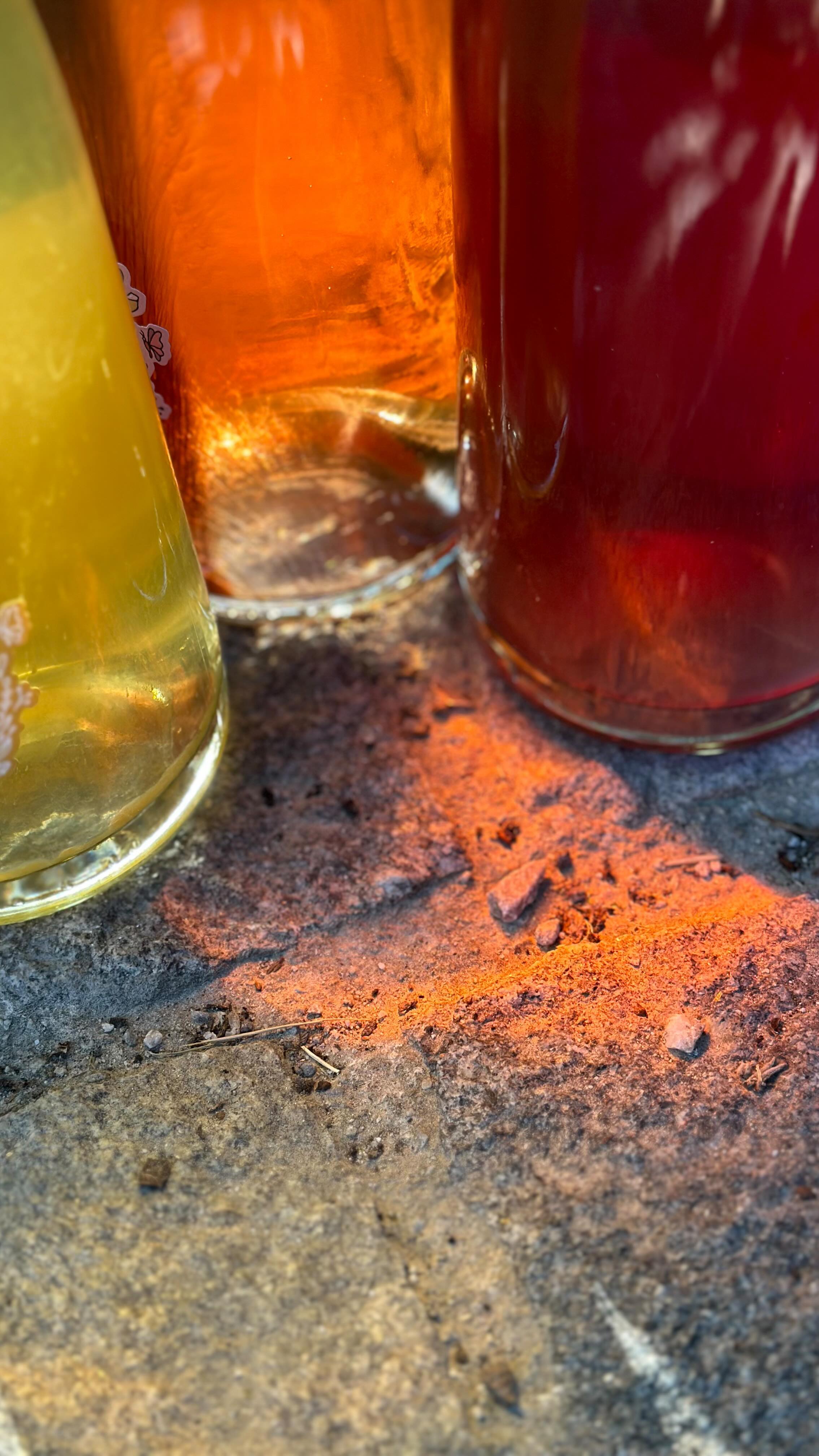 Wer braucht schon Lavalampen, wenn man einfach Pet-Nat kaufen kann? 💫 Golden Pet-Nat soon available again 🫶🏼 #mesmerizing #huglsprudel #petnat #lavalamp #yeast #cloudy #langenlois #kamptal #austrianwine #jww #organicwine #methodeancestral #naturalwine #winelover #femalewinemaker #reeloftheday