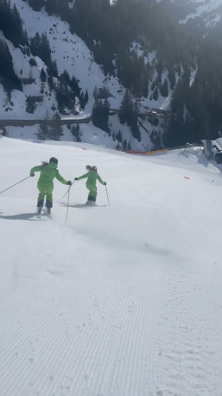 no matter if instructing or on a day off: short turns are always fun to practice #arlbergclassic #stantonamarlberg #lechzuers #skischool #skiguides #shortturns #unserarlberg #hülskenswasserbau #binderworld #adnovum