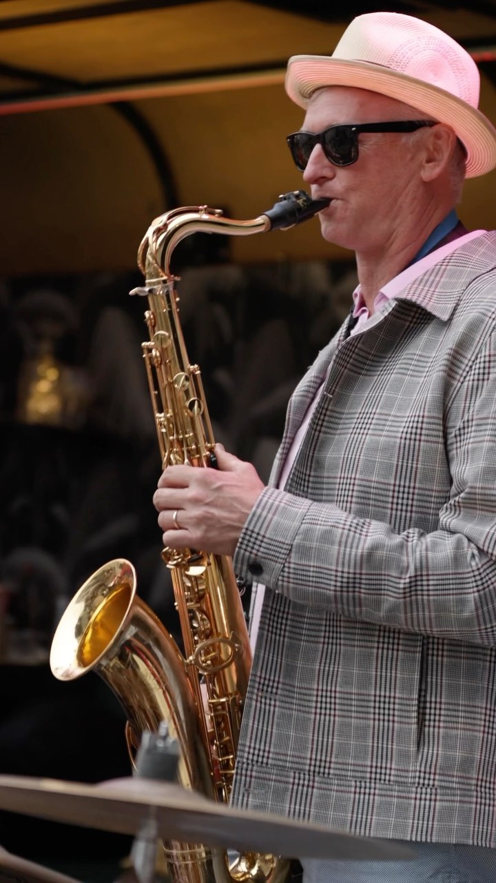 Great entertainment = great times and that's what the Sound Lounge Bar is all about!🍸🎶
From live music to DJ grooves, we can deliver it all direct to your doorstep. It's literally Park, Plug and Play so what are you waiting for?! 📲
@emeraldjonesmusic 💿
@baileyyatess 💿
@batbone73 🎹
@scootarock 🥁
@timrizzolimusic 🎸🎤
@sarah.maclaine_ 🎤
@annette.yates.376 🎻
@mishiberner 🎤
@nicyatess 🎷
#partyonwheels #parkplugplay #mobilebar #mobilestage #livemusic #cocktailbar #goodtimes