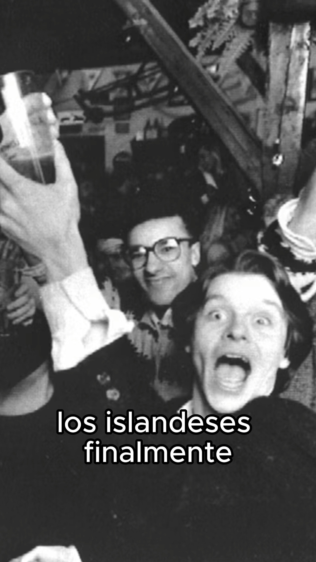 Hace un siglo, Islandia vetó todas las bebidas alcohólicas. Pero la historia dio un giro cuando, solo una década después, el vino tinto fue legalizado, seguido por los licores en 1930. Sin embargo, la cerveza permaneció en las sombras, prohibida hasta el 1 de marzo de 1989.
En esa fecha, después de 74 años, los islandeses finalmente tenían la oportunidad de pedir una cerveza legalmente. La ocasión fue transmitida por la televisión nacional y se convirtió en una celebración en todo el país. Desde entonces, cada 1 de marzo se conmemora como el "Bjodagur" o Día de la Cerveza.
Actualmente, el 62% del alcohol consumido en Islandia es cerveza, superando a países productores como Alemania y República Checa, según la OMS.
Cuando la prohibición total del alcohol se instauró hace 100 años, la cerveza estaba especialmente en la mira por razones políticas. En ese momento, Islandia luchaba por su independencia de Dinamarca, y la cerveza estaba asociada con el estilo de vida danés, visto como opresor.
Aunque las cosas han cambiado para los islandeses, pedir una cerveza en el país no es tan sencillo, a menos que domines el islandés. Nombres como Borg Snorri Nr. 10 y Ulfur Ulfur Double IPA Nr. 17 son "simples", pero otros como Olvisholt Suttungasumbl o Víking Islenskur Urvals Einiberjaboock son todo un desafío.
#Islandia #Bjogadur #BeerDay #educacioncervecera #IcelandBeer #Beerscool #Beerschool #CervezaIslandia #cervezaprohibida #beereducation #cervezaartesanal #cerveceros #amantesdelacerveza