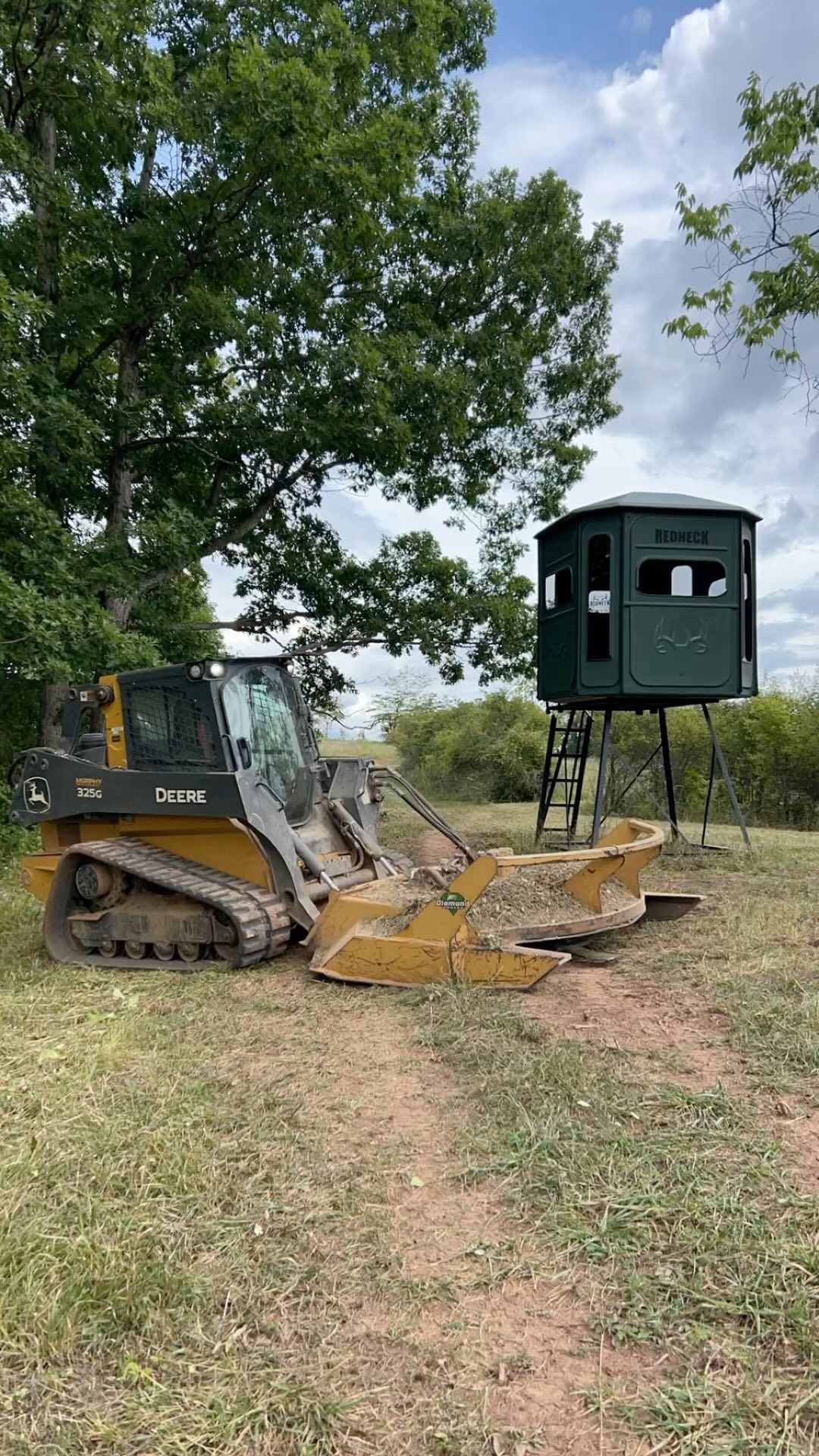 Getting closer to the first hunt of the season!!!
Message us today to hunt with us!!!
#hunt#johndeere#redneckblinds