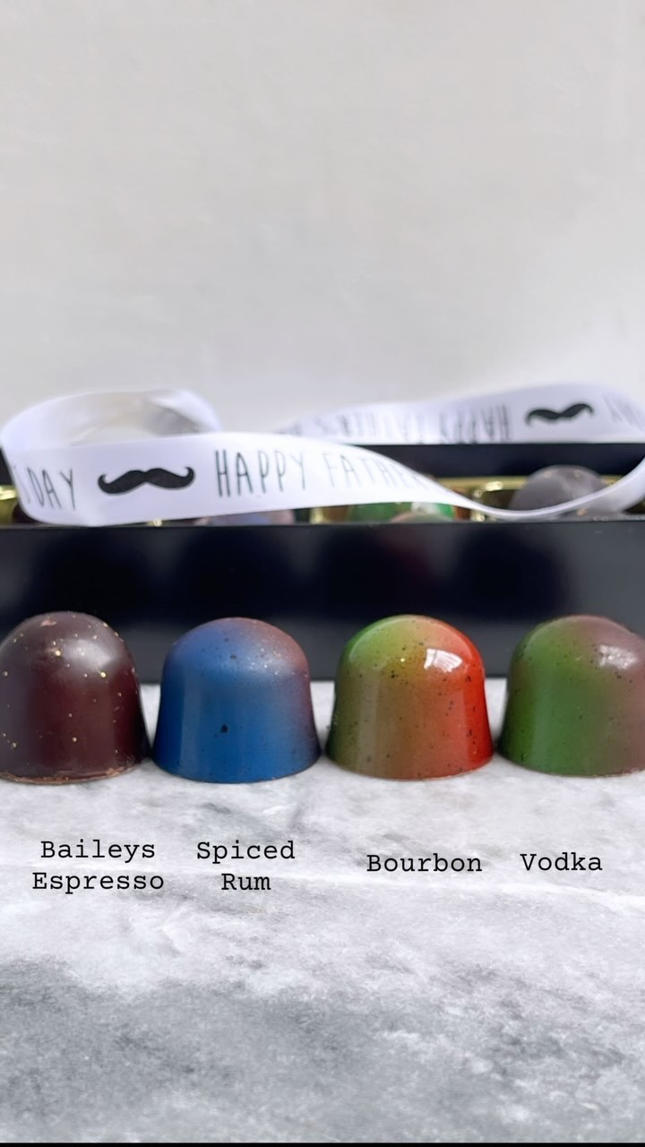 Introducing our special Father’s Day selection 🥃🎉
~ Baileys Irish Cream and Espresso milk chocolate ganache ☕️
~ Spiced Rum caramel 🌴
~ Bourbon milk chocolate ganache 🥃
~ Vodka infused dark chocolate ganache 🧊
A boozy selection packaged in a box of 8 pieces.
You can pickup your box on Sunday this week
Sunday 9th June
@allypallyfm
10am til 3pm
See you soon 🥂🍫
__________
#chocolate #chocolategiftbox #finechocolate #fathersday #fathersdaygifts #boozychocolates
#chocolateart #finefood
#chocolatelovers #edibleart #handmade #handcraftedchocolate #darkchocolatelovers
#artisan #artisanchocolates #foodieslondon #farmersmarketlondon