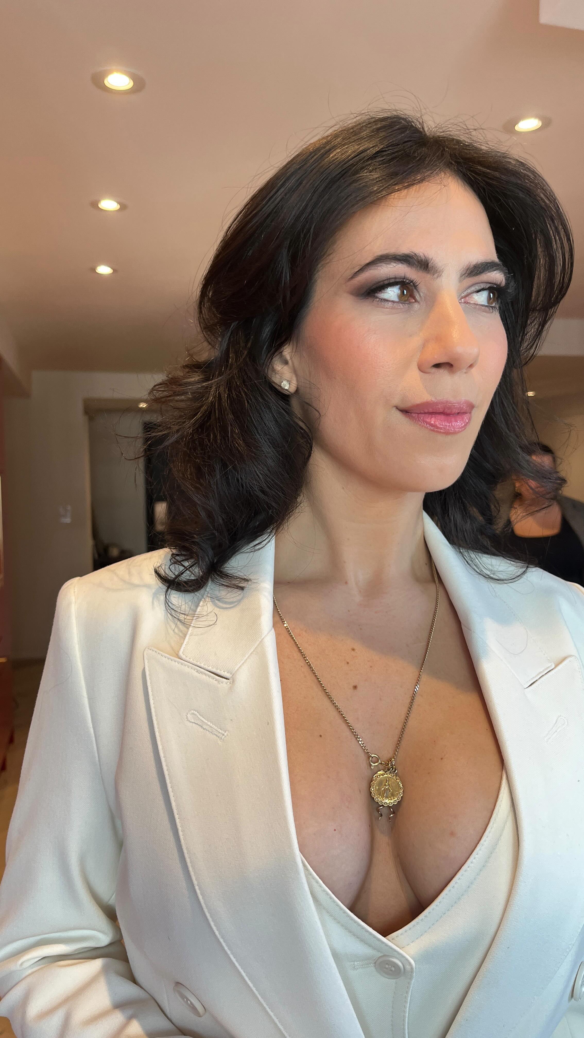 ✨A peak at the journey of creating this eye makeup look. It truly is all about trusting the process, and your client trusting you. The process of layering, building in different areas and then adjusting frequently in between to achieve the final result. That’s why I call it a journey lol! ☺️✨ #trusttheprocess #makeupartist
Glam by me on my lovely @luciasee ♥️
To book makeup and hair ⤵️
💎www.beyoutifiedglam.com 🔗in bio
◇◇◇◇◇◇◇
#mobilemakeupartist #hairstylist #crueltyfreebeauty #softglam #engagement #bridalinspo #mua #beauty #photoshoot #hairstyling #weddingmakeup #torontowedding #torontomakeupartist #bridesmaidmakeup #makeupreel #commercialmakeup #makeuplook #bridalmakeup #bridalmakeupartist #gtamakeupartist #etobicoke #mississaugamakeupartist #oakvillemakeupartist #durhammakeupartist
#torontobride #bridalhair