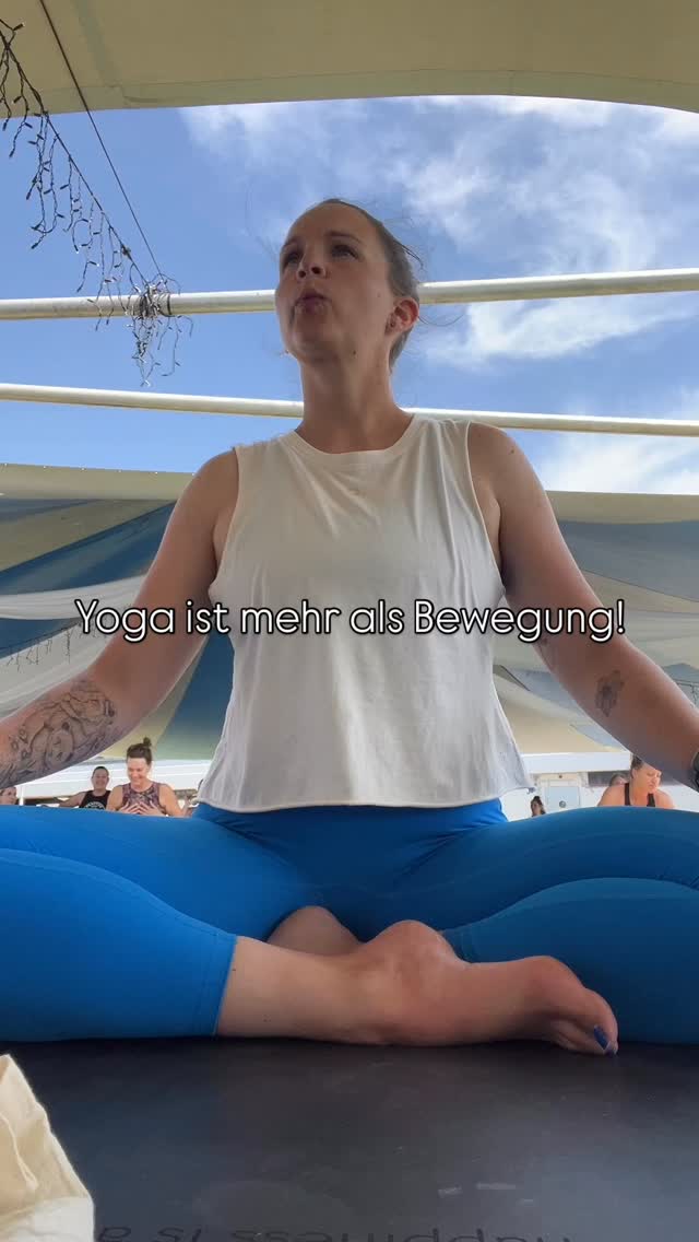 Heute – am Weltyogatag – habe ich nicht nur geatmet.
Ich habe gespürt. Gesehen. Gehalten.
Gemeinsam mit so vielen wunderbaren Menschen beim @goodvibesfestival_austria von @marcelclementi_ in @visitseefeld 🧘🏻♀️⛰️🧘🏻♂️
Diese Pranayama-Praxis mit @joayoga war mehr als atmen – sie war ein Eintauchen in das, was Yoga für mich bedeutet:
🌀 Bewegung – die den Körper befreit
🌬 Atem – der den Geist klärt
🕊 Stille – in der die Wahrheit hörbar wird
🌍 Verbundenheit – mit mir, mit dir, mit allem
💗 Fühlen – ohne Maske, ohne Bewertung
✨ Liebe – als Ursprung, als Weg, als Ziel
Yoga ist für mich kein Trend, keine Pose, kein Wettbewerb.
Yoga ist ein Heimkommen.
Immer wieder.
Happy International Yoga Day – mögest du heute einen Moment ganz bei dir sein.
#InternationalYogaDay #Weltyogatag #YogaMagic #PranayamaLove #MindfulLiving #FeelToHeal #YogaOffTheMat #Unbound #BreathIsLife #Verbundenheit #YogaMitHerz #Mindset