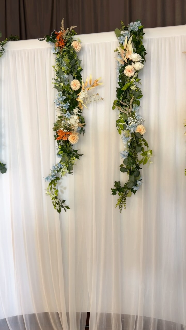 Hintergründe mit WOW-Effekt. 🥺
Für Hochzeiten übernehmen wir die Gestaltung des Hintergrundes. Hier haben wir das Blumenarrangment der Hochzeit übernommen und unseren Kunden ein einzigartiges Fotoboxerlebnis geben können. 🥰
Weil der Kunde bekanntlich König ist. 👑❤️