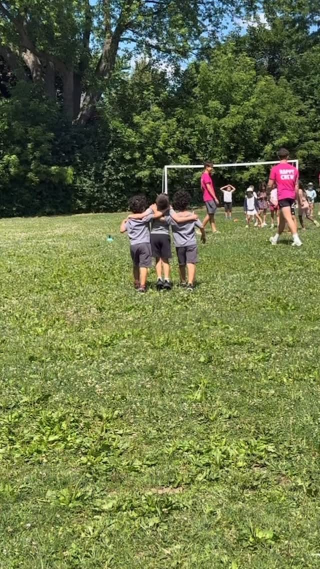 You can’t bottle it, but you can feel it. That’s the Dose of Happy magic ✨
Retour sur notre deuxième semaine de camp :
Journée thématique course automobile,
parcours à obstacles, jeux d’eau, surprise cinéma, yoga, et création de popsicles.
Une belle semaine, pleine de mouvements et de rires 💛
#montrealdaycamp #campdejour #montrealkids #montreal #kidsfitness #daycamp #doseofhappymtl #camp #kidshappiness #happyplace