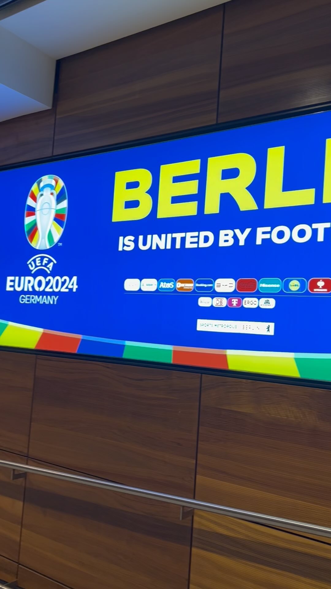 Hace poco estuvimos unos días en Berlín… cuánta historia y modernidad en una sola ciudad!! Acá un resumen de nuestra visita 🇩🇪
Hotel Casa Camper
Rosenthaler Platz
Museo Judío
Unter Den Linden
Puerta de Brandeburgo
Alexanderplatz
Berliner Rathaus
Marienkirche
Dom Berliner
Humboldt Forum
Crucero por el río Spree
Topographie des Terrors
Restos del Muro
Checkpoint Charlie
Potsdamer Platz