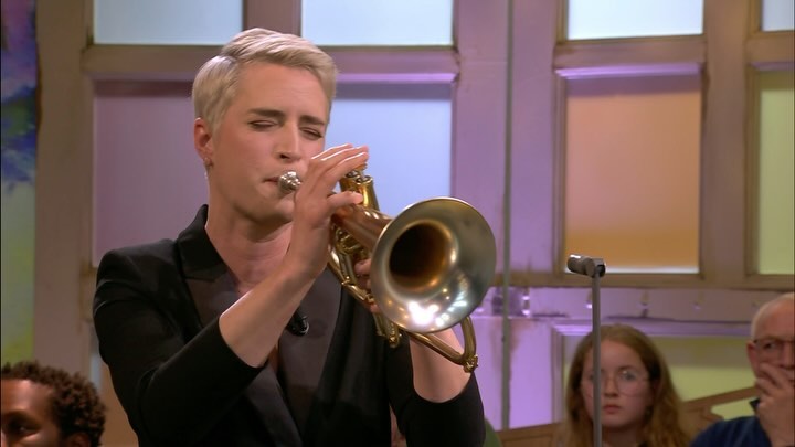 In @podiumklassiek had ik het over improvisatie. En daar moest natuurlijk bij gespeeld worden :) Ik stelde mezelf een uitdaging: live op tv zo kwetsbaar mogelijk spelen en zo weinig mogelijk vervallen in ooit door mezelf al gespeelde ‘licks’ of ‘riffs’: muzikale zinnetjes die je vaak inzet, voor het gemak. Ik nodigde de geweldige bassiste (en mijn vrouw ❤️) @adindameertins , en de Cubaanse tresero @yibran_rivero uit om me hierin te begeleiden. Ik ben blij met het resultaat, ik was in staat om me open te stellen voor de energie in de ruimte en durfde de tijd te nemen. Spannend was het wel 🙈.