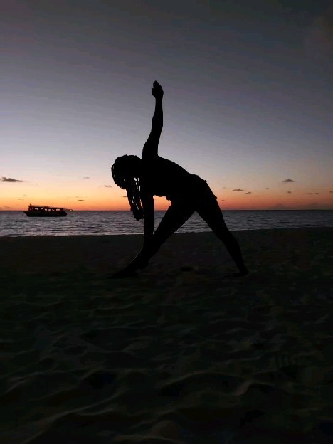 Sunset yoga with the waves at my feet. 🌅🏖️
From @yoga_rocks_ldn to the transcendent beaches of The Maldives...
#yogainspiration
#yogapractice
#yogaeverywhere
#sunsetyogaonthebeach