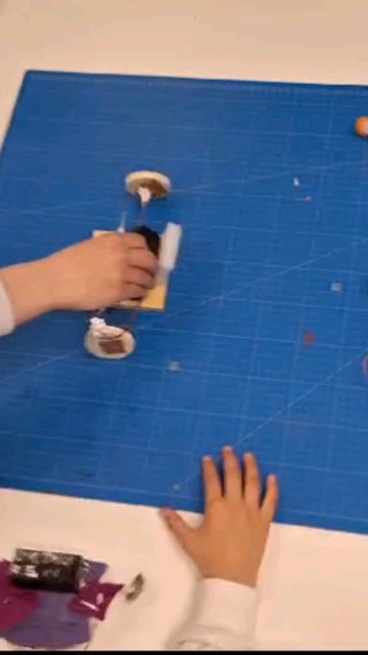 Een tijdje geleden organiseerden we onze eerste Hebocon in de nieuwe @makercosmos ruime met @basisschooldegazelle . Het waren drie dagen vol pret, en de materialen bank materialen zijn op de leukste manieren tot leven gebracht.
#hebocon #maakonderwijs #makermovement