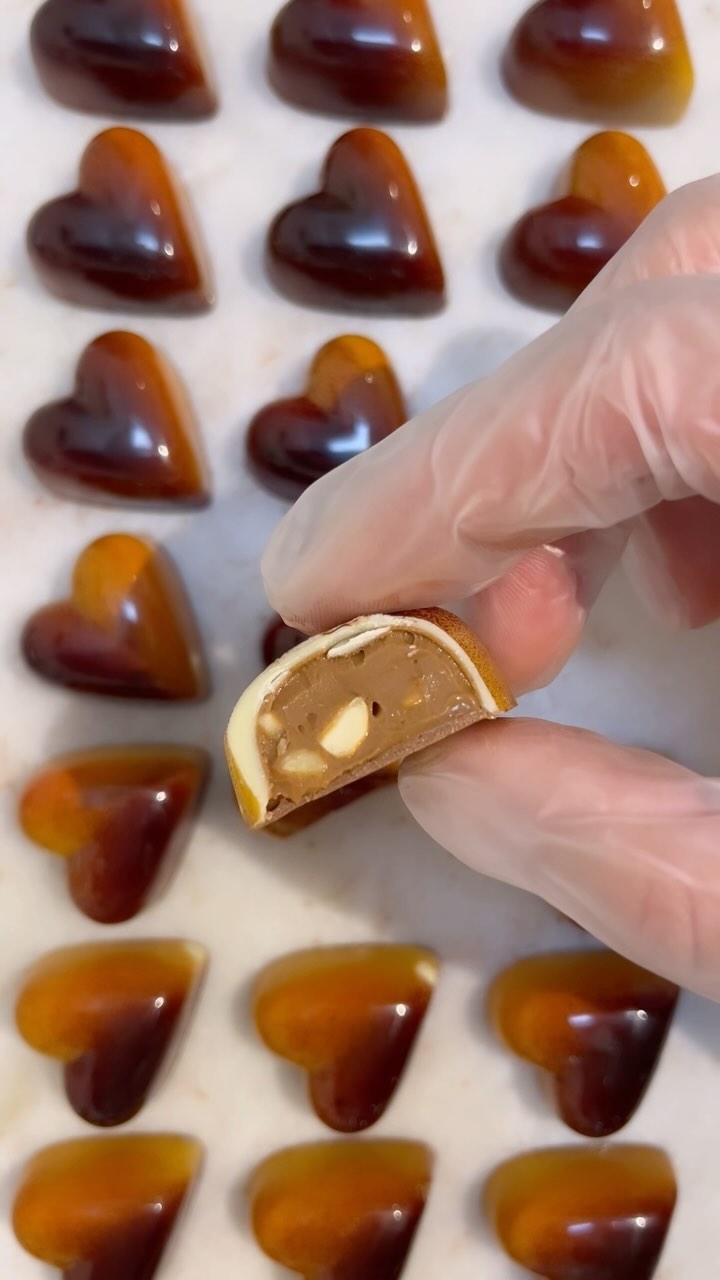 Praliné Noisettes 🌰
Crunchy hazelnut praline encased in a creamy white chocolate shell. One of our classic bonbons, part of a collection of 9 other delicious flavours 🍫
Find us tomorrow
Saturday 20th April
@dukeofyorksquare with @partridgesfoods
10:30am to 4pm
See you soon ☀️
#choco #chocolovers #artisanmade #chocolatebonbons #hazelnutpraline #artisanchocolate #finefood #finechocolate #handmade #handmadechocolates #beantobar #plantbasedchocolate #craftchocolate #veganoptionchocolate #chelseamarket #finefoodmarket #londonfoodies
