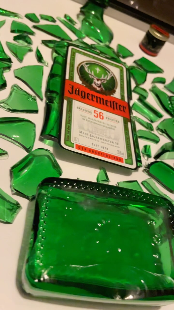 Jägermeister Flasche im 40x30cm Rahmen. 🔨🍾 #brokenbottleart #art #epoxy #epoxidharz
