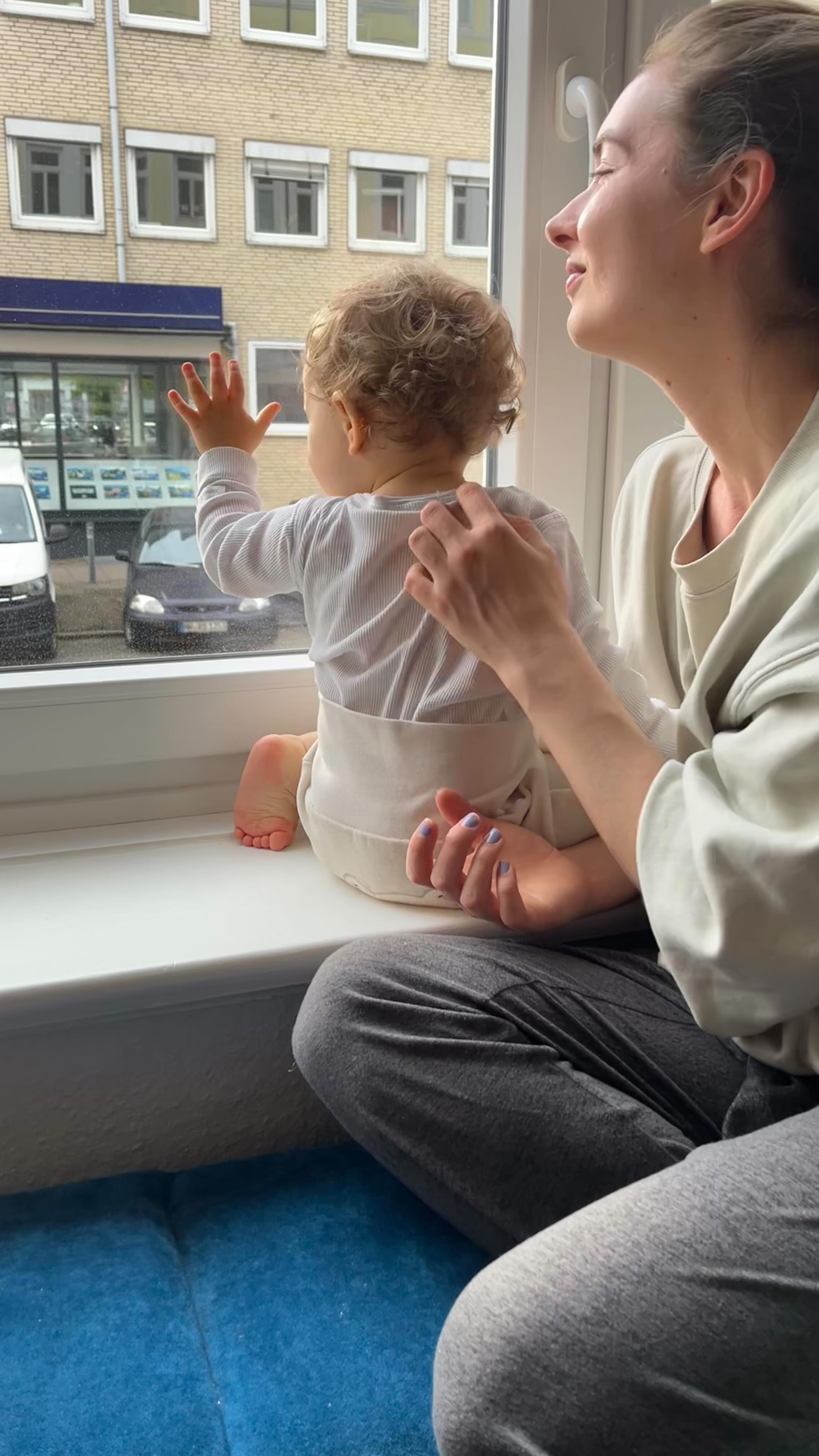 Wie möchte ich Instagram eigentlich nutzen? Was möchte ich hier eigentlich zeigen? Im letzten Jahr war ich in meiner Baby-Bubble und konnte selten einen klaren Gedanken fassen, geschweige denn mir Gedanken über Inhalte zu machen. Ich habe hier ab und zu etwas gepostet, aber immer nur intuitiv, ohne Plan. Das war schön und hat gut getan. Am allermeisten Spaß hatte ich übrigens, wenn ich Rezepte mit euch geteilt habe 🤣 Ich habe festgestellt: Je leichter, intuitiver und ungeplanter mein Content ist, desto schöner ist der Austausch hier mit euch. Ich denke, in Zukunft wird dies eine bunte Mischung aus Motherhood- und Self-Care-Content, Rezepten, Coaching-Tools und persönlichem Sharing. Eine Mischung aus Business und Persönlichem. Ich habe keine Lust mehr, mich einzuschränken oder diese Plattform als reines Business-Tool zu sehen. Das hat mich immer schon gestresst und blockiert. Ich finde, Instagram sollte in erster Linie dem kreativen Ausdruck und der Inspiration dienen, zum Austausch da sein und Spaß machen.
Was möchtet ihr denn gerne hier sehen? Das würde mich ja mal interessieren 😍 (bitte sagt nicht NUR Rezepte 🤔)
Ach ja, eine Sache noch: In den letzten 1,5 Jahren habe ich trotz Schwangerschafts- und Mom-Brains vom Feinsten (fast) jeden Monat einen Newsletter geschrieben. Darin schreibe ich etwas persönlicher über Themen, die mich beschäftigen und Dinge, die ich erlebe. Außerdem gibt es dort immer zuerst meine neuen Angebote. Ihr könnt euch jederzeit kostenlos anmelden💪🏻
Amore Paula
InstagramInspiration #CreativeExpression #ContentCreation #MotherhoodJourney #SelfCareRoutine #RecipeIdeas #CoachingTools #SkinCareTips #PersonalSharing #BusinessAndPersonal #InstagramCommunity #InspireAndBeInspired #NewsletterAlert #NewOffers #AmorePaula