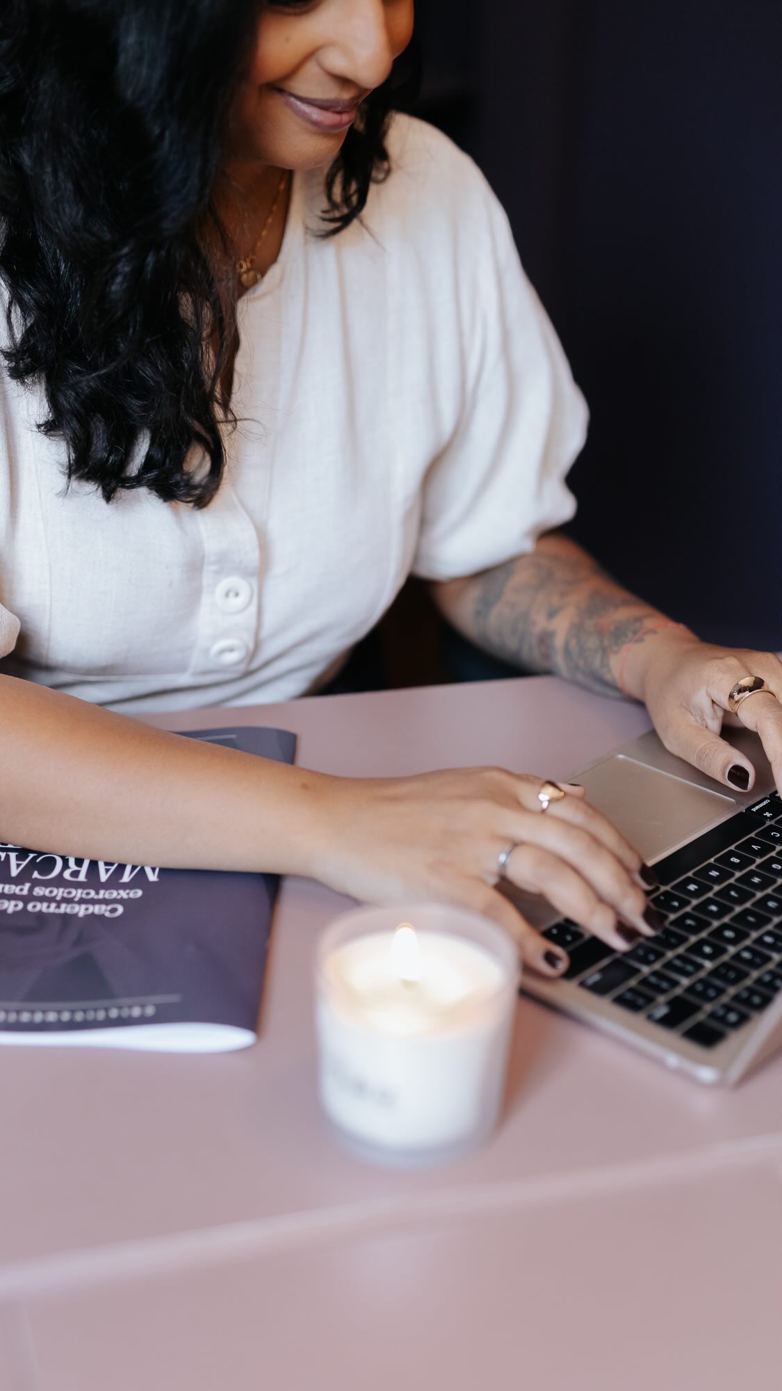 ✨ LEIA…
Marcas brilhantes não surgem por acaso, elas são construídas com dedicação, autenticidade e uma profunda compreensão de seu público. Se você quer construir uma marca assim siga esses passos:
✨ Planejamento Consciente: Antes de mais nada, mergulhe fundo na essência do que você deseja criar. Pergunte-se: Qual é a missão da minha marca? Qual impacto eu quero ter no mundo? Esse momento de introspecção é fundamental para definir as bases da sua marca, garantindo que cada decisão futura esteja alinhada com seus valores e objetivos.
✨ Público-Alvo e Mapa de Empatia: Conhecer profundamente quem você deseja alcançar é o coração de uma estratégia brilhante. Use o mapa de empatia para mergulhar nos desejos, necessidades, dores e alegrias do seu público. Isso não apenas orientará sua comunicação de forma mais efetiva, mas também ajudará a criar produtos ou serviços que realmente ressoem e façam a diferença na vida das pessoas.
✨ Diferenciais Claros: O que faz a sua brilhar mais forte? Identifique e comunique seus diferenciais com clareza. Seja uma abordagem única, um produto inovador ou uma experiência inesquecível, certifique-se de que seus potenciais clientes entendam por que escolher sua marca em vez de outra.
✨ Identidade Arquetípica de Marca: Cada marca tem uma história única, e entender qual arquétipo melhor representa sua marca pode ser transformador. Arquétipos não são apenas personagens em uma história; eles são a essência de sua identidade de marca e ajudam a criar uma conexão emocional profunda com seu público. Seja o Explorador, buscando liberdade e aventura, ou o Cuidador, focado em nutrir e proteger, encontrar seu arquétipo é encontrar a alma da sua marca.
Se você precisa de ajuda com isso inscreva-se na nova turma da IMERSÃO BACKSTAGE! ✨ Um workshop presencial no escritório Crialuz em São Paulo que acontecerá dia 13/04 das 9 às 16 horas.
As vagas são limitadas então se você quer receber mais informações clique no botão de contato ou comente “EU QUERO” que vamos te chamar no direct!
#Crialuz #EstratégiaDeMarca #Autenticidade #MarcaBrilhante”