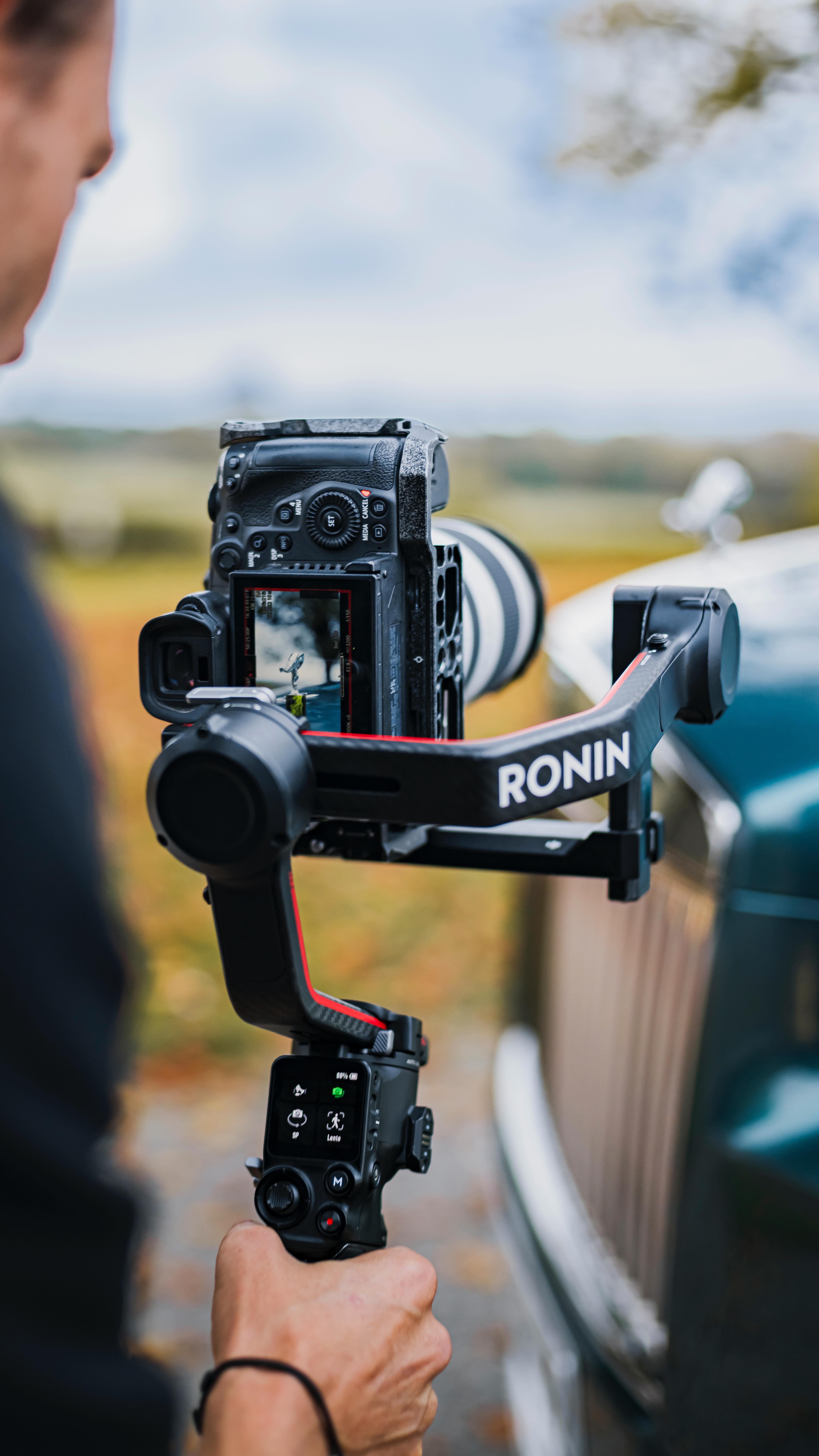 🎬 Behind the Scenes : Rolls-Royce Cullinan 🎬 Quand la Rolls a plus de style que toute l’équipe réunie ! 🤩 Un après-midi d’automne parfait aux côtés de @meg.kohler , qui continue de nous faire vivre des expériences inoubliables. 🍂✨
#carlovers #rolls #luxury #behindthescenes #filmmakers #switzerland #cullinan