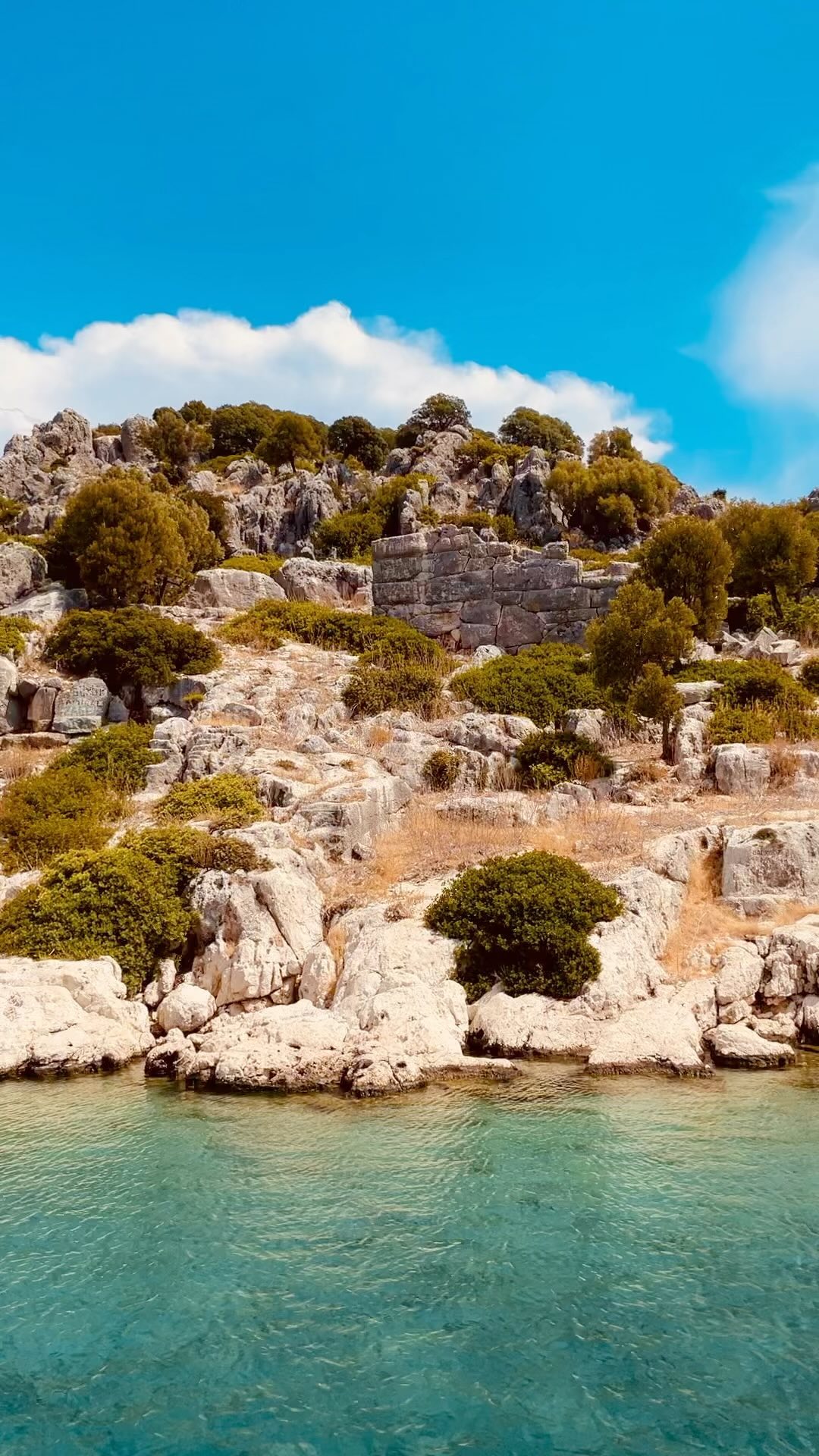 Excursión en barco en Kekova: sin hacer una excursión en barco y sin descubrir las bahías impresionantes en Kaş podría ser una gran injusticia a esta geografía deslumbrante. Kekova es un paraíso de la Tierra donde están mezclados la historia y la naturaleza.
Kekova, además de atraer la atención de los turistas con sus ruinas y ciudades históricas de miles de años de antigüedad, sirve de un puente natural con sus bahías incomparables para miles de yates.
Üçağız, a 36 kilómetros de Kaş, parece un refugio natural con sus bahías rodeadas con mares. Üçağız, que es de suma importancia para el turismo de yates, facilita la transportación a Simena (Kaleköy) y la isla de Kekova.
#turquia #antalya #bodrum #kaş #kekova #isla #aquarium